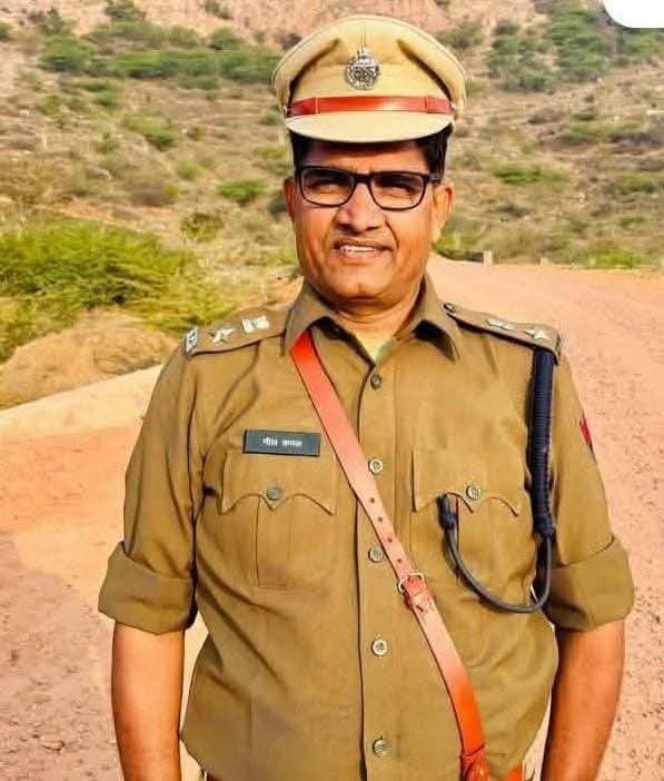 आज की सबसे दुखद खबर…
बौंली के अतिरिक्त पुलिस अधीक्षक रहे श्री नीलकमल जी मीणा का अस्पताल में उपचार के दौरान निधन हो गया। ब्रेन हेमरेज के चलते अस्पताल में भर्ती थे और उनका उपचार चल रहा था।
एक कर्तव्यनिष्ठ, ईमानदार और सरल स्वभाव के अधिकारी का यूं अचानक हमारे बीच से चले जाना बेहद पीड़ादायक है। उनका निधन हमारे लिए व्यक्तिगत रूप से अपूरणीय क्षति है।
ईश्वर दिवंगत आत्मा को अपने श्रीचरणों में स्थान दें और शोकाकुल परिवार को इस कठिन समय में यह दुख सहन करने की शक्ति प्रदान करें।
भावपूर्ण श्रद्धांजलि।
शत-शत नमन सर। 🙏