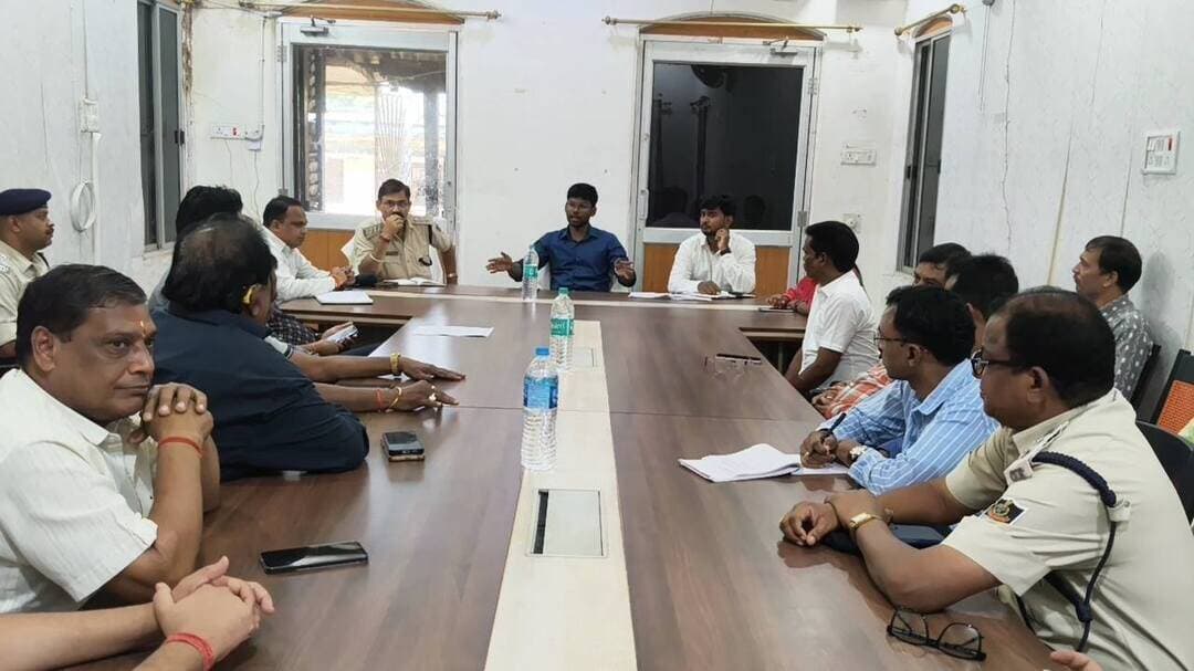 ଆଗାମୀ ଶାରଦୀୟ ଦୁର୍ଗାପୂଜା ତଥା ଦଶହରା ଉତ୍ସବକୁ ଶାନ୍ତିଶୃଙ୍ଖଳାର ସହ ପାଳନ କରିବା ପାଇଁ କୁଚିଣ୍ଡା ଉପଜିଲ୍ଲାପାଳଙ୍କ କାର୍ଯ୍ୟାଳୟ ସଭାଗୃହରେ ଏକ ଗୁରୁତ୍ୱପୂର୍ଣ୍ଣ ପ୍ରସ୍ତୁତି ବୈଠକ ଅନୁଷ୍ଠିତ ହୋଇଯାଇଛି। କୁଚିଣ୍ଡା ଉପଜିଲ୍ଲାପାଳଙ୍କ ଅଧ୍ୟକ୍ଷତାରେ ଅନୁଷ୍ଠିତ ଏହି ସମନ୍ୱୟ ବୈଠକରେ ସହରର ବିଭିନ୍ନ ପୂଜା କମିଟିର କର୍ମକର୍ତ୍ତା ଯୋଗଦେଇଥିଲେ। ବିଶେଷ କରି ସ୍ଥାନୀୟ ଦୁର୍ଗା ମନ୍ଦିର କମିଟି, ପଞ୍ଚମୁଖୀ ମନ୍ଦିର କମିଟି ଏବଂ ମନ୍ଦିର ଛକ ପୂଜା କମିଟିର ସଭାପତି ଓ ସଦସ୍ୟମାନେ ଉପସ୍ଥିତ ରହି ପୂଜା ପରିଚାଳନା ସମ୍ପର୍କରେ ବିସ୍ତୃତ ଆଲୋଚନା କରିଥିଲେ। #amarkuchinda #kuchinda