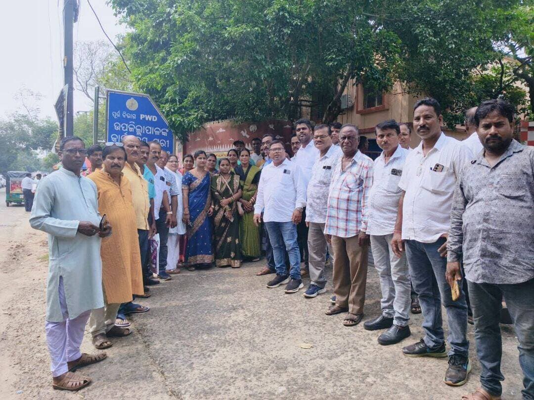 ଗୋପ ବ୍ଲକ ଅଧ୍ୟକ୍ଷା ଝୁନୁ ମଲ୍ଲିକ ପଞ୍ଚାୟତ ସମିତି ଉନ୍ନୟନ କାର୍ଯ୍ୟ ଓ ପ୍ରକଳ୍ପ ଆଦି ଫାଇଲ ରେ ଦସ୍ତଖତ ନକରି ସମ୍ପୂର୍ଣ୍ଣ ଠପ୍ କରିଛନ୍ତି ସମସ୍ତ ପଞ୍ଚାୟତ ଉନ୍ନୟନ କାର୍ଯ୍ୟ। ଏନେଇ ସରପଞ୍ଚ ସଙ୍ଘ ସଭାପତି ଶୀର୍ଷ ନାୟକଙ୍କ ନେତୃତ୍ବରେ ଗୋପ ବ୍ଲକ ଅନ୍ତର୍ଗତ ସମସ୍ତ ସମିତି ସଭ୍ୟ ସଭ୍ୟା ଓ ସରପଞ୍ଚ ମାନେ ଉପ ଜିଲ୍ଲାପାଳଙ୍କ ନିକଟରେ ଅଭିଯୋଗ ଦେବା ସହ ବିକଳ୍ପ ପନ୍ଥା ଅବଲମ୍ବନ ପାଇଁ ଦାବି କରିଛନ୍ତି।