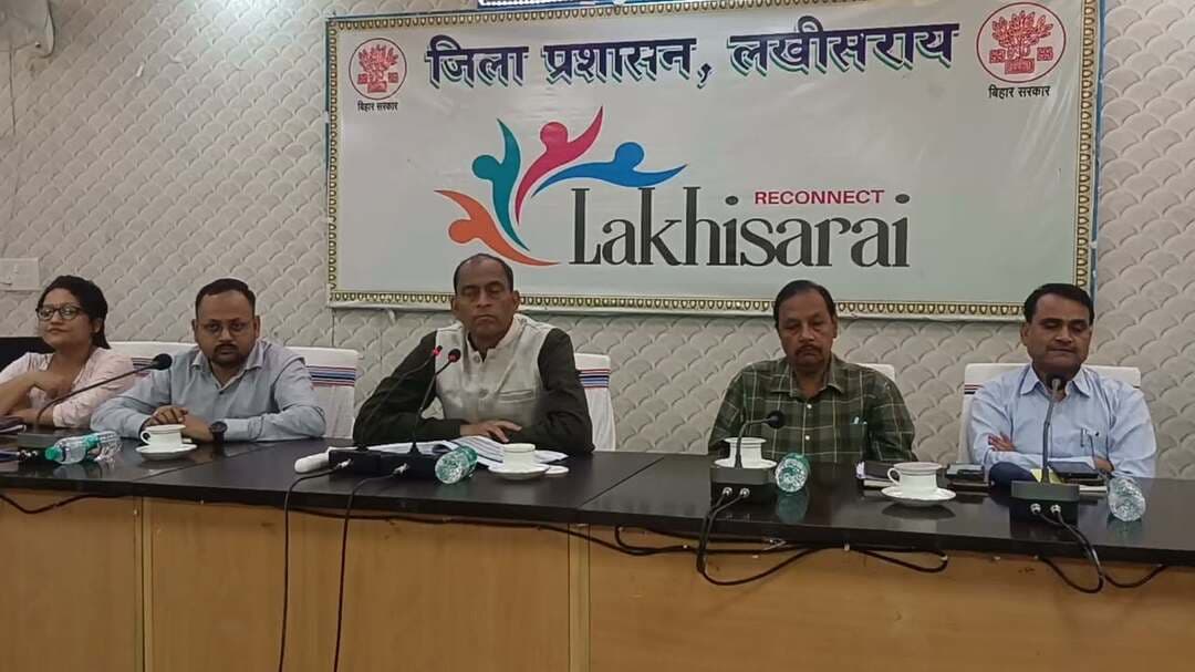जीविका की योजनाओं की समीक्षा, लक्ष्य समय पर पूरा करने का निर्देश
लखपति दीदी की आय बढ़ाने और बाजार से जोड़ने पर डीएम ने दिया जोर
लखीसराय। जिला मंत्रणा कक्ष के सभागार में मंगलवार को जिला पदाधिकारी शैलेंद्र कुमार की अध्यक्षता में जीविका की जिला स्तरीय समिति की बैठक हुई। बैठक में जीविका के तहत संचालित विभिन्न योजनाओं एवं कार्यक्रमों की प्रगति की समीक्षा की गई। इस दौरान लखपति दीदी, सतत जीविकोपार्जन योजना, मुख्यमंत्री महिला रोजगार योजना, जल-जीवन-हरियाली के तहत मत्स्यपालन, जेंडर फोरम एवं दीदी अधिकार केंद्र सहित अन्य गतिविधियों की समीक्षा की गई।
डीएम ने लखपति दीदी योजना के शेष लक्ष्य को निर्धारित समय सीमा में पूरा करने के लिए तेजी से कार्य करने का निर्देश दिया। उन्होंने जीविका दीदियों की आय बढ़ाने के लिए मत्स्यपालन गतिविधियों को प्रभावी बनाने तथा उत्पादों को बेहतर बाजार से जोड़ने पर जोर दिया। साथ ही बाजार आधारित आजीविका एवं उद्यमिता को बढ़ावा देने का निर्देश दिया।
सतत जीविकोपार्जन योजना की समीक्षा के दौरान शेष पात्र परिवारों को आयुष्मान कार्ड, राशन कार्ड, पेंशन समेत विभिन्न सरकारी योजनाओं का लाभ दिलाते हुए शत-प्रतिशत संतृप्ति सुनिश्चित करने को कहा गया। VPRP के कार्यों में तेजी लाने और प्रखंडवार प्रगति की नियमित समीक्षा करने का भी निर्देश दिया गया।
बैठक में महिला सशक्तीकरण एवं जेंडर मुख्यधारा को मजबूत करने पर भी चर्चा हुई। डीएम ने जेंडर फोरम एवं दीदी अधिकार केंद्र के माध्यम से महिलाओं को उनके अधिकारों, सरकारी योजनाओं, कानूनी सहायता और शिकायत निवारण तंत्र से प्रभावी रूप से जोड़ने का निर्देश दिया।
उन्होंने सभी संबंधित पदाधिकारियों एवं कर्मियों को गतिविधिवार कार्ययोजना तैयार कर लक्ष्य आधारित कार्य करने, नियमित अनुश्रवण और विभागीय समन्वय के माध्यम से योजनाओं का प्रभावी क्रियान्वयन सुनिश्चित करने को कहा। साथ ही प्रखंडवार उपलब्धियों की समीक्षा करते हुए शेष लक्ष्यों को समयबद्ध तरीके से पूरा करने पर जोर दिया।