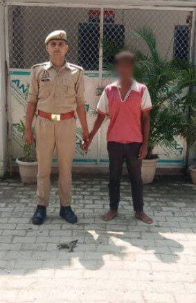 मिशन शक्ति 5.0 के तहत नाबालिग को बहला-फुसलाकर ले जाने का आरोपी गिरफ्तार
मेहदावल पुलिस ने अपहृता को भी किया बरामद, आरोपी को न्यायालय भेजा
संतकबीरनगर, 29 सितंबर। मिशन शक्ति 5.0 अभियान के तहत महिलाओं एवं बालिकाओं के विरुद्ध अपराधों की रोकथाम के लिए चलाए जा रहे अभियान में थाना मेहदावल पुलिस को सफलता मिली है। पुलिस ने नाबालिग को बहला-फुसलाकर ले जाने के मामले में वांछित आरोपी को गिरफ्तार करते हुए अपहृता को बरामद कर लिया।पुलिस अधीक्षक संदीप कुमार मीना के निर्देशन, अपर पुलिस अधीक्षक सुशील कुमार सिंह के मार्गदर्शन एवं क्षेत्राधिकारी मेहदावल सर्वदवन सिंह के निकट पर्यवेक्षण में थाना मेहदावल पुलिस ने यह कार्रवाई की।पुलिस के अनुसार, थाना मेहदावल में दर्ज मु0अ0सं0 379/2026, धारा 137(2), 87 बीएनएस के मामले में वांछित आरोपी सचिन पुत्र विनोद, निवासी गोनहा डीह, थाना बांसी, जनपद सिद्धार्थनगर को पुलिस ने सोनौरा मोड़, सिद्धार्थनगर के पास से गिरफ्तार किया। आवश्यक कार्रवाई के बाद आरोपी को न्यायालय के समक्ष प्रस्तुत करने के लिए भेज दिया गया।पुलिस के मुताबिक, वादी ने 10 अप्रैल 2026 को थाना मेहदावल में तहरीर देकर अपनी नाबालिग पुत्री को आरोपी द्वारा बहला-फुसलाकर ले जाने का आरोप लगाते हुए मुकदमा दर्ज कराया था। मामले में पुलिस द्वारा साक्ष्य संकलन एवं जांच की कार्रवाई की जा रही थी। इसी क्रम में 29 सितंबर को पुलिस ने आरोपी को गिरफ्तार कर लिया तथा अपहृता को भी बरामद कर लिया।गिरफ्तारी करने वाली पुलिस टीम में उपनिरीक्षक रामवशिष्ठ तथा कांस्टेबल शुभम कुमार वर्मा शामिल रहे।