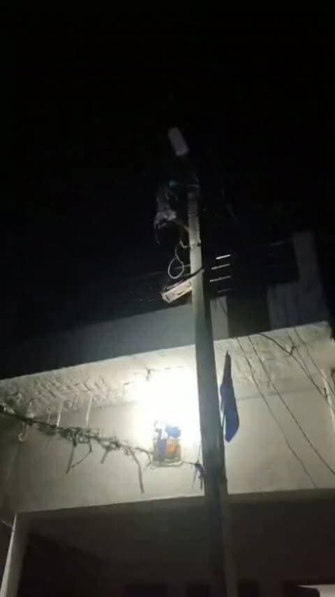 बच्चों की गुहार पर डीएम का तत्काल एक्शन, गांव की गलियों में लगवाई गई स्ट्रीट लाइट!
कौशाम्बी। बच्चों की आवाज जब जिलाधिकारी तक पहुंची तो तत्काल कार्रवाई देखने को मिली। विकास खंड कौशाम्बी के ग्राम चकअहमदीपुर के बच्चों ने गांव की गलियों में अंधेरा दूर करने के लिए विद्युत खंभों पर प्रकाश व्यवस्था की गुहार लगाई थी।
सोशल मीडिया और इलेक्ट्रॉनिक मीडिया पर प्रसारित खबर का जिलाधिकारी डॉ. अमित पाल ने तत्काल संज्ञान लिया। डीएम के निर्देश पर जिला पंचायतराज अधिकारी एवं खंड विकास अधिकारी मौके पर पहुंचे और गांव में स्ट्रीट लाइट लगवाकर प्रकाश व्यवस्था सुनिश्चित कराई।
💡 डीएम ने दिए पूरे जनपद में प्रकाश व्यवस्था दुरुस्त करने के निर्देश
जिलाधिकारी ने अधिकारियों को निर्देशित किया कि जनपद के सभी गांवों की गलियों में पर्याप्त प्रकाश व्यवस्था सुनिश्चित की जाए। उन्होंने कहा कि रोशनी से विशेष रूप से महिलाओं और बच्चों की सुरक्षा में मदद मिलेगी। साथ �