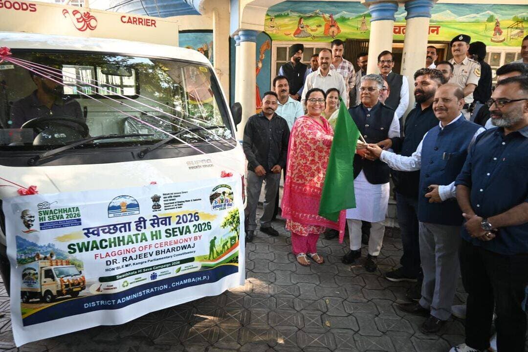 पूर्व जिला परिषद सदस्य सीमा नरियाल द्वारा उपलब्ध करवाये गये स्वच्छता वाहन को हर झंडी दिखा कर रवाना करते हुए लोकसभा सांसद डॉ राजीव भारद्वाज।