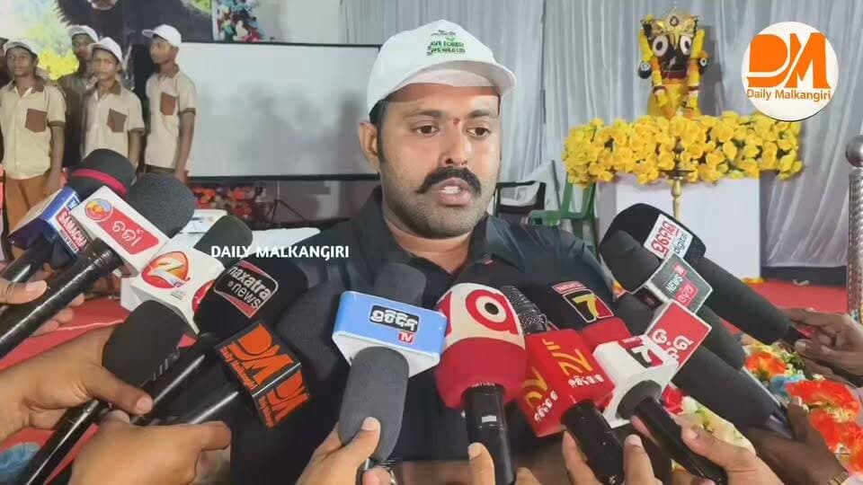 ମାଲକାନଗିରି ସଂସ୍କୃତି ଭବନରେ ୭୨ତମ ବନ୍ୟପ୍ରାଣୀ ସପ୍ତାହ ସମାରୋହ!
ବନ୍ୟପ୍ରାଣୀ ଓ ପ୍ରକୃତିର ସୁରକ୍ଷା ପାଇଁ ପ୍ରୟାସ। ଆଜି ମାଲକାନଗିରି ସଂସ୍କୃତି ଭବନଠାରେ ମାଲକାନଗିରି ବନଖଣ୍ଡ ସୌଜନ୍ୟରୁ ୭୨ତମ ବନ୍ୟପ୍ରାଣୀ ସପ୍ତାହ-୨୦୨୬ ସଫଳତାର ସହ ପାଳିତ ହୋଇଯାଇଛି।
#WildlifeWeek2026 #Malkangiri #WildlifeOdisha #ForestDepartment #NatureConservation #MalkangiriForestDivision #ProtectWildlife