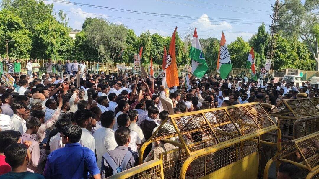 कलेक्ट्रेट पर कांग्रेस का हल्लाबोल: बैरिकेड्स पार करने की कोशिश, CEC का पुतला फूंका
‘वोट चोरी’ और चुनावी धांधली के आरोपों पर गरजे कांग्रेसी; पुलिस ने रोका, जमकर हुई नारेबाजी
भीलवाड़ा (जम) राजस्थान प्रदेश कांग्रेस कमेटी के आह्वान पर मंगलवार को जिला कांग्रेस कमेटी भीलवाड़ा (देहात) ने कलेक्ट्रेट के बाहर जोरदार प्रदर्शन किया। दोपहर 2 बजे से शुरू हुए प्रदर्शन में बड़ी संख्या में कांग्रेस कार्यकर्ता जुटे और चुनावी प्रक्रिया में कथित अनियमितताओं के खिलाफ जमकर नारेबाजी की।
प्रदर्शन के दौरान कांग्रेस कार्यकर्ताओं ने कलेक्ट्रेट परिसर में प्रवेश करने का प्रयास किया। मुख्य द्वार पर तैनात पुलिस ने बैरिकेड्स लगाकर उन्हें रोक दिया। माहौल गरमाने के बीच कार्यकर्ताओं ने मुख्य निर्वाचन आयुक्त ज्ञानेश कुमार का पुतला फूंका और केंद्र सरकार व चुनाव आयोग के खिलाफ विरोध दर्ज कराया।
रामलाल जाट बोले- जनादेश की डकैती नहीं होने देंगे:-
पूर्व कैबिनेट मंत्री एवं देहात कांग्रेस जिलाध्यक्ष रामलाल जाट ने केंद्र सरकार और चुनाव आयोग पर तीखा हमला बोला। उन्होंने कहा कि लोकतंत्र में जनता का मत सर्वोपरि है। कांग्रेस का आरोप है कि विशेष गहन पुनरीक्षण (SIR) के नाम पर वैध मतदाताओं के नाम मतदाता सूचियों से हटाए जा रहे हैं।
जाट ने मतदाता सूचियों में हुए बदलाव की निष्पक्ष जांच और मुख्य निर्वाचन आयुक्त के खिलाफ कार्रवाई की मांग की। उन्होंने कहा कि कांग्रेस लोकतांत्रिक अधिकारों और निष्पक्ष चुनाव की मांग को लेकर अपना संघर्ष आगे भी जारी रखेगी।
नेताओं ने भी साधा निशाना
प्रदर्शन को पूर्व विधायक हगामी लाल मेवाड़ा, विधायक प्रत्याशी ओम नराणीवाल, पूर्व विधायक प्रदीप कुमार सिंह, विधायक प्रत्याशी राजेंद्र त्रिवेदी, विधायक प्रत्याशी नरेंद्र रेगर तथा पूर्व जिला प्रमुख एवं महिला कांग्रेस जिलाध्यक्ष सुशीला सालवी ने संबोधित किया। नेताओं ने चुनाव आयोग की कार्यप्रणाली पर सवाल उठाते हुए स्वतंत्र जांच और मुख्य निर्वाचन आयुक्त के खिलाफ कार्रवाई की मांग उठाई।
प्रदर्शन में पीसीसी सचिव शंकर लाल गाडरी, महेश सोनी सहित कांग्रेस के विभिन्न संगठनों एवं प्रकोष्ठों के पदाधिकारी, ब्लॉक अध्यक्ष और बड़ी संख्या में कार्यकर्ता मौजूद रहे। कार्यक्रम का सफल संचालन महेश सोनी ने किया।