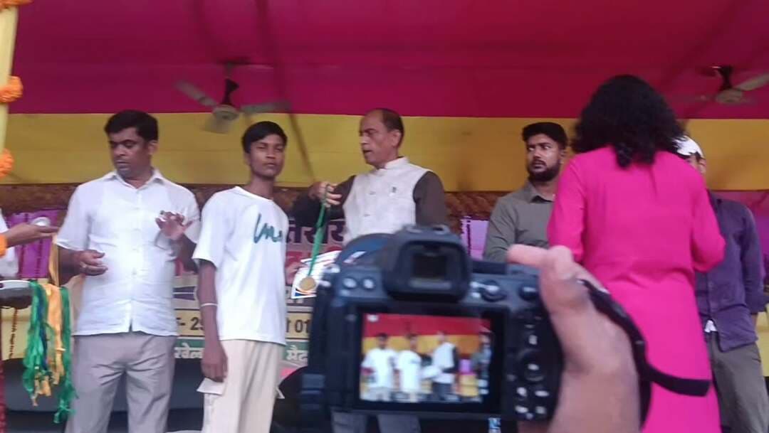 खेल मैदान में दिखा प्रतिभा का दम, जिला स्तरीय प्रतियोगिता शुरू
लखीसराय। गांधी मैदान परिसर में मंगलवार को जिला स्तरीय वार्षिक खेल प्रतियोगिता 2026-27 का शुभारंभ डीएम शैलेंद्र कुमार ने किया। 29 सितंबर से 1 अक्टूबर तक चलने वाली प्रतियोगिता में जिले के विभिन्न विद्यालयों के बालक-बालिका खिलाड़ी एथलेटिक्स, क्रिकेट, कबड्डी, शतरंज, योग, कराटे और कुश्ती समेत विभिन्न खेलों में हिस्सा ले रहे हैं।
प्रतियोगिता में 400 मीटर दौड़, 800 मीटर दौड़ और गोला फेंक सहित कई स्पर्धाओं के परिणाम घोषित किए गए। डीएम ने खिलाड़ियों का उत्साह बढ़ाते हुए कहा कि खेल से विद्यार्थियों में अनुशासन, आत्मविश्वास और टीम भावना का विकास होता है। प्रतियोगिता में बेहतर प्रदर्शन करने वाले खिलाड़ियों को उच्चस्तरीय प्रतियोगिताओं में जिले का प्रतिनिधित्व करने का अवसर मिलेगा।
मौके पर एडीएम नीरज कुमार, एसडीओ प्रभाकर कुमार, डीटीओ मुकुल पंकज मणि, डीईओ यदुवंश राम समेत अन्य पदाधिकारी मौजूद रहे।