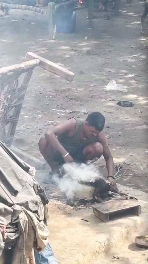 आगरा ब्रेकिंग
● आगरा में चूल्हे की आग पर कुत्ता भूनने का वीडियो वायरल, पशु हाट मैदान का बताया जा रहा वीडियो, वायरल वीडियो में एक शख्स चूल्हे की आग पर कुत्ते को भूनता नजर आ रहा, वीडियो सामने आने के बाद पुलिस जांच में जुटी, थाना सैंया क्षेत्र का मामला