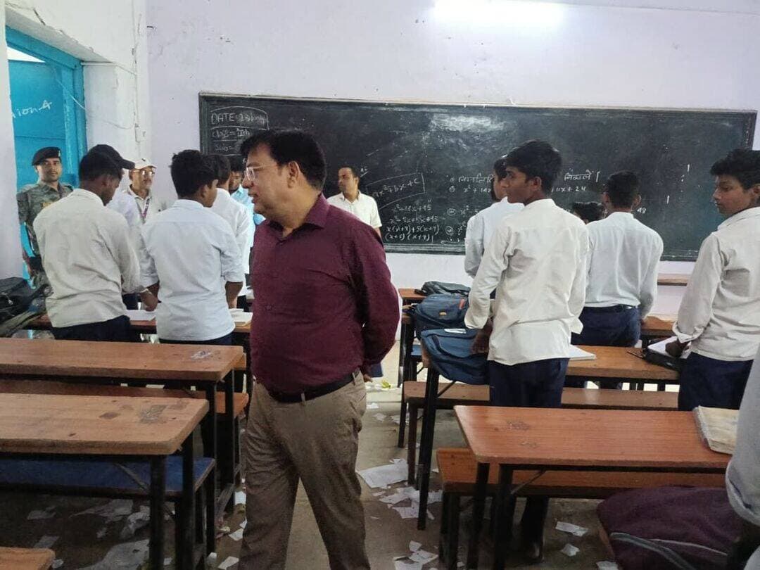 उप विकास आयुक्त ने गांधी इंटर विद्यालय का किया औचक निरीक्षण, शैक्षणिक व्यवस्था एवं साफ-सफाई का लिया जायजा।
आज दिनांक 29 सितम्बर 2026 को उप विकास आयुक्त, नवादा श्री शम्भू शरण पांडेय द्वारा गांधी इंटर विद्यालय, नवादा का औचक निरीक्षण किया गया। निरीक्षण के दौरान उन्होंने विद्यालय में संचालित शैक्षणिक गतिविधियों, पठन-पाठन की व्यवस्था, विद्यालय परिसर की साफ-सफाई तथा छात्रों के लिए उपलब्ध शैक्षणिक वातावरण का जायजा लिया।
उप विकास आयुक्त द्वारा विद्यालय के विभिन्न वर्ग-कक्षों का निरीक्षण करते हुए छात्र-छात्राओं से सीधे संवाद किया गया तथा पठन-पाठन से संबंधित जानकारी प्राप्त की गई। उन्होंने विद्यार्थियों से उनके विषयवार अध्ययन, कक्षा में होने वाले शिक्षण कार्य तथा पढ़ाई के दौरान आने वाली समस्याओं के संबंध में भी जानकारी ली। विद्यार्थियों से संवाद के क्रम में उन्होंने नियमित रूप से विद्यालय आने तथा शिक्षकों द्वारा दिए जा रहे निर्देशों का पालन करने के लिए प्रेरित किया।
निरीक्षण के दौरान उप विकास आयुक्त ने विद्यालय के शिक्षकों के साथ भी शैक्षणिक व्यवस्था की समीक्षा की। उन्होंने शिक्षकों को निर्देश दिया कि कक्षा में पठन-पाठन को अधिक प्रभावी, रोचक एवं गुणवत्तापूर्ण बनाया जाए।
उन्होंने विद्यालय के प्रधानाध्यापक को विद्यालय में छात्र-छात्राओं के लिए बेहतर एवं अनुशासित शैक्षणिक माहौल सुनिश्चित करने का निर्देश दिया। साथ ही विद्यालय परिसर, कार्यालय कक्ष एवं सभी वर्ग-कक्षों में नियमित रूप से साफ-सफाई सुनिश्चित करने को कहा गया। उन्होंने विद्यालय परिसर को स्वच्छ, व्यवस्थित एवं आकर्षक बनाए रखने तथा उपलब्ध संसाधनों का समुचित उपयोग सुनिश्चित करने पर विशेष जोर दिया।
उप विकास आयुक्त ने विद्यालय की समग्र व्यवस्था को सुदृढ़ करने, आवश्यक व्यवस्थाओं का नियमित अनुश्रवण करने तथा विद्यार्थियों को स्वच्छ, सुरक्षित एवं अनुकूल वातावरण उपलब्ध कराने के संबंध में प्रधानाध्यापक को आवश्यक दिशा-निर्देश दिए।
नवादा से राकेश कुमार चन्दन की रिपोर्ट !