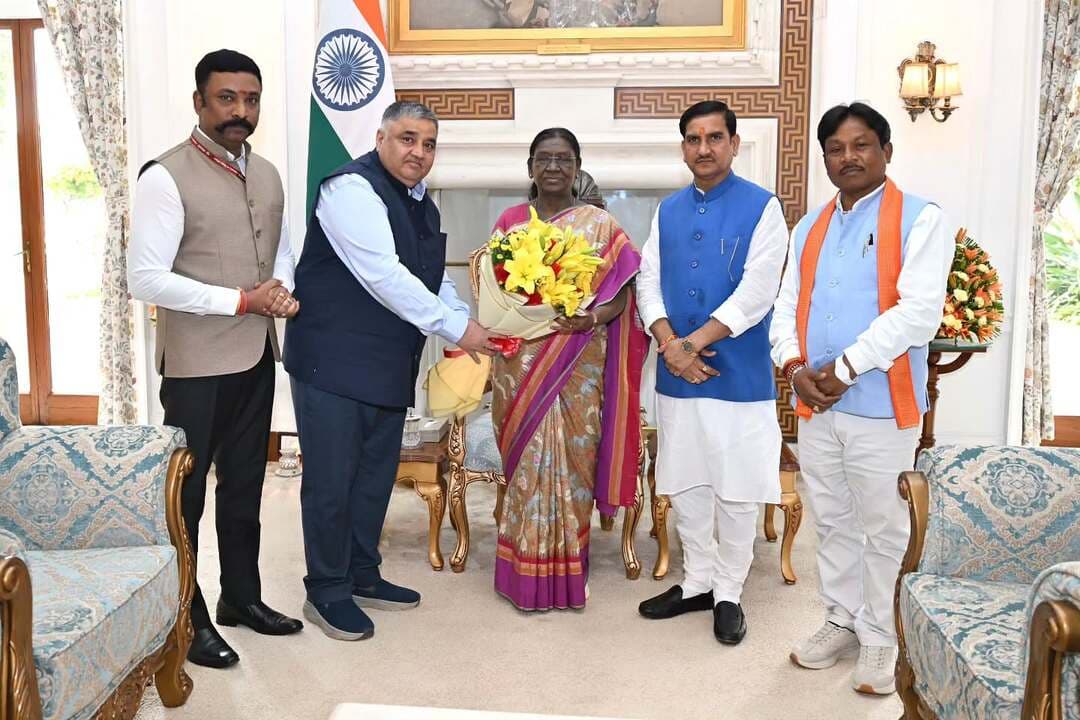 आज नई दिल्ली में महामहिम राष्ट्रपति श्रीमती द्रौपदी मुर्मू जी से आत्मीय भेंट कर उन्हें छत्तीसगढ़ की गौरवशाली सांस्कृतिक परंपरा एवं जनजातीय विरासत के प्रतीक विश्वप्रसिद्ध बस्तर दशहरा में पधारने हेतु सादर आमंत्रित किया।
बस्तर दशहरा सदियों पुरानी आस्था, लोकपरंपराओं, जनजातीय संस्कृति और जनसहभागिता का अद्वितीय उत्सव है। महामहिम राष्ट्रपति जी ने आमंत्रण को सहर्ष स्वीकार करते हुए कार्यक्रम में सम्मिलित होने का प्रयास करने की बात कही।
इस अवसर पर माननीय केंद्रीय राज्य मंत्री श्री तोखन साहू जी, बस्तर सांसद श्री महेश कश्यप जी तथा पर्यटन एवं संस्कृति विभाग के सचिव डॉ. एस. भारतीदासन भी उपस्थित रहे। महामहिम राष्ट्रपति जी से हुई यह गरिमामयी भेंट अत्यंत स्मरणीय रही।