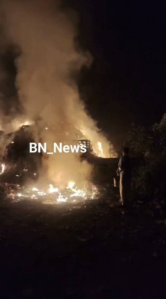 🚨 ब्रेकिंग न्यूज़ | बहरोड़
बहरोड़ की हवा में घुल रहा जहरीला धुआं, डंपिंग यार्ड में रात के अंधेरे में जलाया जा रहा कचरा!
🔥 जिला कलेक्टर अपर्णा गुप्ता के प्रदूषण रोकथाम के निर्देशों का बहरोड़ में नहीं दिख रहा असर
बहरोड़। डंपिंग यार्ड में रात के समय कचरा जलाए जाने से आसपास के क्षेत्र में धुआं फैल रहा है। जहरीले धुएं के कारण आसपास रहने वाले लोगों को सांस लेने में परेशानी का सामना करना पड़ रहा है।
जिला कलेक्टर अपर्णा गुप्ता ने सोमवार को वायु प्रदूषण की रोकथाम एवं आगामी ग्रेप के प्रभावी क्रियान्वयन को लेकर जिला स्तरीय बैठक में अधिकारियों को आवश्यक दिशा-निर्देश दिए थे। इसके बावजूद बहरोड़ में डंपिंग यार्ड में कचरा जलाए जाने की शिकायतें सामने आ रही हैं।
स्थानीय लोगों का आरोप है कि नगर परिषद के जिम्मेदार अधिकारी-कर्मचारियों की लापरवाही के चलते खुले में कचरा जलाने पर प्रभावी रोक नहीं लग पा रही है। रात में कचरा जलने से निकलने वाला धुआं आसपास के आबादी क्षेत्र तक पहुंच रहा है।
सवाल यह है कि जिला प्रशासन के स्पष्ट निर्देशों के बावजूद बहरोड़ में कचरा जलाने का सिलसिला आखिर कब रुकेगा?