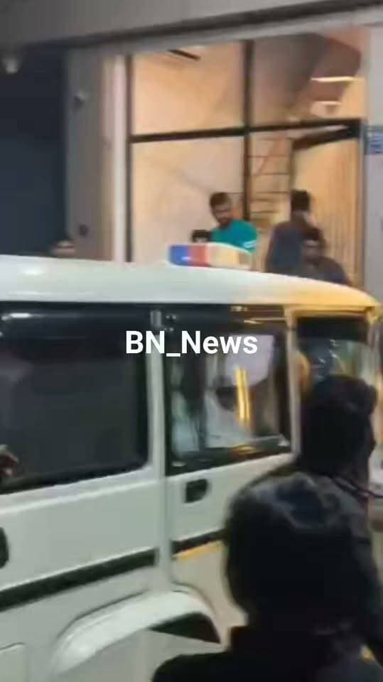 🚨 ब्रेकिंग न्यूज | नीमराना में सरकारी गाड़ी से बाइक सवार को टक्कर!
तहसीलदार की गाड़ी से बाइक सवार को टक्कर लगने की सूचना
📍 नीमराना के कृष्णा टॉवर से तहसील कार्यालय की ओर जाने वाले मार्ग पर हादसा।
⚠️ आरोप—तहसील का कर्मचारी शराब के नशे में दौड़ा रहा था सरकारी वाहन!
🚔 सूचना मिलते ही नीमराना पुलिस मौके पर पहुंची, मामले की जांच शुरू।
❗ सरकारी वाहन… शराब के नशे का आरोप… और सड़क पर हादसा!
अब सवाल—आखिर सरकारी वाहन किसके जिम्मे था और हादसे की पूरी सच्चाई क्या है?
🔴 BN_News | खबर पर हमारी नजर