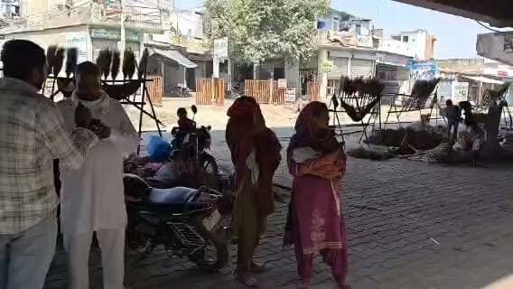 🚨 ब्रेकिंग न्यूज | बहरोड़
7 दिन के नवजात को जिला अस्पताल लेकर पहुंचे परिजनों की गाड़ी उठाने पर हंगामा
जिला अस्पताल के बाहर सड़क पर खड़ी गाड़ी उठाने को लेकर नगरपरिषद और परिजनों में विवाद
बहरोड़। जिला अस्पताल में 7 दिन के नवजात शिशु को उपचार के लिए लेकर पहुंचे परिजनों की सड़क किनारे खड़ी गाड़ी नगरपरिषद द्वारा उठाए जाने के बाद विवाद हो गया। गाड़ी उठाने से नाराज परिजनों ने मौके पर हंगामा कर दिया।
परिजनों का आरोप है कि वे नवजात को जिला अस्पताल दिखाने के लिए लेकर आए थे और इसी दौरान अस्पताल के बाहर खड़ी उनकी गाड़ी को नगरपरिषद की टीम उठा ले गई। गाड़ी उठाने की कार्रवाई को लेकर परिजनों और नगरपरिषद कर्मचारियों के बीच कहासुनी की स्थिति बन गई।
मौके पर लोगों की भीड़ जमा हो गई। अस्पताल के बाहर गाड़ी खड़ी करने और नगरपरिषद की कार्रवाई को लेकर काफी देर तक विवाद चलता रहा। मामले को लेकर परिजनों में नाराजगी देखने को मिली।