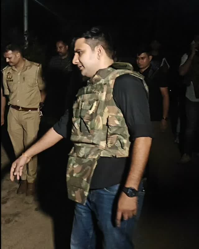 झांसी पुलिस और लुटेरों के बीच हुई मुठभेड़ में एक दरोगा के बुलेट प्रूफ जैकेट में लगी गोली, बाल-बाल बचे उन्नाव गेट चौकी इंचार्ज,जवाबी कार्रवाई में पुलिस की गोली से एक बदमाश घायल, 2 दिन पूर्व बदमाशों ने ई-रिक्शा ड्राइवर से की थी लूटपाट MediaCell Jhansi