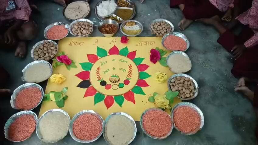 🌱 **आंगन मिलन कार्यक्रम का आयोजन**
विभागीय पत्र के आलोक में **जिलाधिकारी खगड़िया के निर्देशानुसार** जिले के आंगनवाड़ी केंद्रों पर *“आंगन मिलन”* कार्यक्रम आयोजित किया गया।
कार्यक्रम में बच्चों एवं अभिभावकों का स्वागत, संवाद, पोषण पर चर्चा तथा **ECCE गतिविधियों** के माध्यम से बच्चों के समग्र विकास एवं स्वस्थ बचपन का संदेश दिया गया। 👧👦
इस अवसर पर बच्चों के बीच **फल एवं मिठाई का वितरण** किया गया। साथ ही **सेविकाओं एवं आशा कार्यकर्ताओं को सम्मानित** किया गया तथा **स्नेह समिति की बैठक** आयोजित कर बच्चों के पोषण, स्वास्थ्य एवं विकास से जुड़े विषयों पर चर्चा की गई।
#HamariAnganwadiHamariJimmedari
#localkhanaproteinkhana
#maasangposhan
#haranganwadiamckisajhedari
#maakesathposhankesang
#AnganMilaan #Khagaria #Poshan #ECCE #Aanganwadi #HealthyChildhood