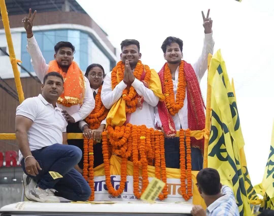 हल्द्वानी मै भी निर्दलीय लड़ रहे आर्यन बेलवाल बने कुमाऊं के सबसे बड़े डिग्री कॉलेज <nis:link nis:type=tag nis:id=mbpg nis:value=MBPG nis:enabled=true nis:link/> के छात्रसंघ अध्यक्ष,<nis:link nis:type=tag nis:id=abvp nis:value=ABVP nis:enabled=true nis:link/> से टिकट न मिलने से नाराज होकर लड़े थे निर्दलीय चुनाव..
<nis:link nis:type=tag nis:id=abvp nis:value=ABVP nis:enabled=true nis:link/> <nis:link nis:type=tag nis:id=abvpforstudents nis:value=ABVPForStudents nis:enabled=true nis:link/> Haldwani Live