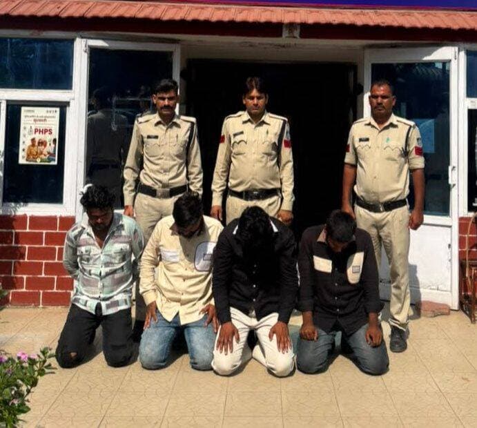 शराब और हफ्ता वसूली के लिए रुपये मांगकर मारपीट, 4 आरोपी गिरफ्तार
औद्योगिक क्षेत्र थाना पुलिस की कार्रवाई; दो अलग-अलग मामलों में फरार आरोपियों को तकनीकी साक्ष्य और मुखबिर सूचना से पकड़ा
देवास। शराब पीने और हफ्ता वसूली के नाम पर रुपये मांगकर मारपीट करने वाले चार आरोपियों को औद्योगिक क्षेत्र थाना पुलिस ने गिरफ्तार किया है। आरोपियों पर रास्ता रोकने, मारपीट करने और जान से मारने की धमकी देने के आरोप हैं। पुलिस ने दोनों मामलों में फरार आरोपियों को तकनीकी आधार और मुखबिर की सूचना के आधार पर पकड़ा।
पहला मामला 25 सितंबर का है। जयप्रकाश नगर निवासी फरियादी ने पुलिस को बताया कि अक्षत नगर स्थित गणेश पंडाल के पास कुछ लोगों ने शराब पीने के लिए उससे 2 हजार रुपये मांगे। रुपये देने से इनकार करने पर आरोपियों ने गाली-गलौज करते हुए बेल्ट से मारपीट की और जान से मारने की धमकी दी।
पुलिस ने इस मामले में अपराध क्रमांक 857/2026 दर्ज कर जांच शुरू की। कार्रवाई करते हुए पुलिस ने अजय राठौर (25), विशाल अटेरिया (18) और रामकिशन उर्फ रामकृष्ण नागर (22) को गिरफ्तार किया।
रास्ता रोककर मांगे 500 रुपये
दूसरा मामला 13 सितंबर का है। जयसिंह नगर निवासी फरियादी के अनुसार दाल मिल कंपनी के पास आरोपियों ने उसका रास्ता रोककर शराब और हफ्ता वसूली के लिए 500 रुपये मांगे। रुपये देने से मना करने पर आरोपियों ने चाकू, डंडे और लात-घूंसों से मारपीट की तथा जान से मारने की धमकी दी।
इस मामले में अपराध क्रमांक 821/2026 दर्ज किया गया था। प्रकरण में फरार आरोपी दिलीप अकोले (26), निवासी सर्वोदय नगर को पुलिस ने 29 सितंबर को मुखबिर सूचना और तकनीकी आधार पर गिरफ्तार किया।
पुलिस के मुताबिक चारों आरोपियों को गिरफ्तार कर न्यायालय के समक्ष पेश किया गया है। कार्रवाई पुलिस अधीक्षक पुनीत गेहलोद के निर्देश, अतिरिक्त पुलिस अधीक्षक गजेन्द्र सिंह वर्धमान के मार्गदर्शन और नगर पुलिस अधीक्षक सुमित अग्रवाल के निर्देशन में थाना प्रभारी अमित सोलंकी के नेतृत्व में की गई। टीम में पुलिसकर्मियों की भूमिका रही।
