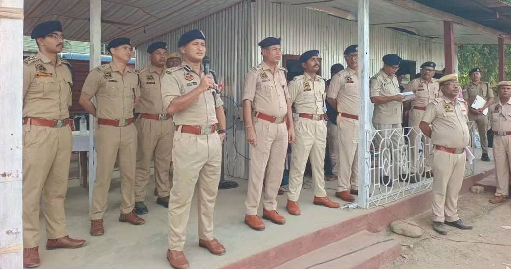 মুখ্যমন্ত্রীর বরাক উপত্যকা সফর ঘিরে শিলচরে পুলিশের ব্রিফিং
শিলচর:বুধবার বরাক উপত্যকায় মুখ্যমন্ত্রী হিমন্ত বিশ্বশর্মার আসন্ন সফরকে কেন্দ্র করে শিলচরের পুলিশ গ্রাউন্ডে পুলিশকর্মীদের নিয়ে বিশেষ ব্রিফিং সেশন অনুষ্ঠিত হয়।
ব্রিফিংয়ে আইনশৃঙ্খলা (L&O) সংক্রান্ত প্রোটোকল মেনে চলা, নিরাপত্তা ব্যবস্থায় আরও সতর্কতা বৃদ্ধি এবং মুখ্যমন্ত্রীর সফরকে ঘিরে কঠোর নিরাপত্তা ব্যবস্থা নিশ্চিত করার বিষয়ে পুলিশকর্মীদের নির্দেশনা দেওয়া হয়।
সফল ও সুশৃঙ্খলভাবে মুখ্যমন্ত্রীর সফর সম্পন্ন করতে সংশ্লিষ্ট সকল পুলিশকর্মীকে সর্বোচ্চ সতর্কতা বজায় রাখার ওপর গুরুত্ব দেওয়া হয়।
#CacharPolice #Silchar #HimantaBiswaSarma #AssamPolice #DGPAssamPolice #CMOAssam #LawAndOrder #Security #SilcharNews #BarakValley #TarangaTV