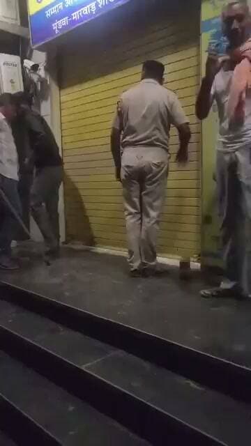 ये वीडियो राजस्थान के नागौर का है, जहां यूको बैंक का ATM लूटने के लिए चोर गैस कटर लेकर अंदर घुसे थे, लेकिन चोर बुरे फंस गए. गैस कटर लेकर घुसे बदमाशों की हरकत यूको बैंक के हेड ऑफिस के ई-सर्विलांस सिस्टम में कैद हो गई. जिसके बाद बैंक मैनेजर सारिका चौधरी 5 मिनट में मौके पर पहुंचीं और बाहर से शटर गिरा दिया. फिर क्या था, दोनों ही चोर अंदर ही कैद हो गए. जिसके बाद पुलिस ने बड़े आराम से दोनों को दबोच लिया, और मौके पर ही अच्छी खासी सेवा कर दी.
#Nagaur #RajasthanPolice #ATMRobbery