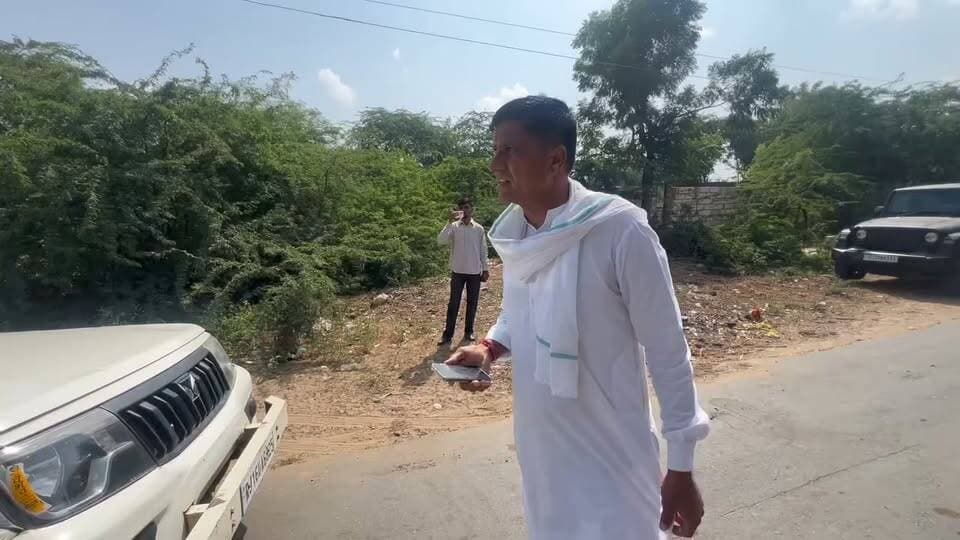 #सांचौर: कोर्ट का आदेश, फिर भी तहसीलदार नदारद! सेवाड़ा में अतिक्रमण हटाने नहीं पहुंचे अधिकारी, सरपंच प्रतिनिधि अमरसिंह ने सरकार पर उठाए तीखे सवाल