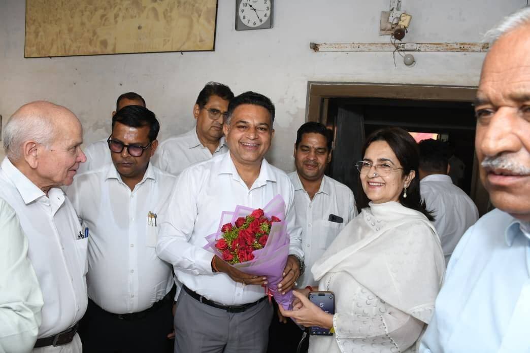 भिवानी बार प्रधान युधिष्ठिर वत्स व उनकी टीम भाजपा नेत्री किरण चौधरी व मंत्री श्रुति से मिली
भिवानी।
आज पूर्व राज्यसभा सांसद एवं वरिष्ठ भाजपा नेत्री श्रीमती किरण चौधरी तथा कैबिनेट मंत्री श्रीमती श्रुति चौधरी से उनके भिवानी स्थित निज निवास पर भिवानी बार एसोसिएशन के नवनियुक्त प्रधान युधिष्ठिर वत्स ने मुलाकात की।
इस दौरान श्रीमती किरण चौधरी एवं कैबिनेट मंत्री श्रीमती श्रुति चौधरी ने श्री युधिष्ठिर वत्स को नई जिम्मेदारी के लिए शुभकामनाएं दीं। उन्होंने विश्वास जताया कि वे अपने अनुभव और कुशल नेतृत्व से भिवानी बार एसोसिएशन को नई ऊंचाइयों तक ले जाएंगे।