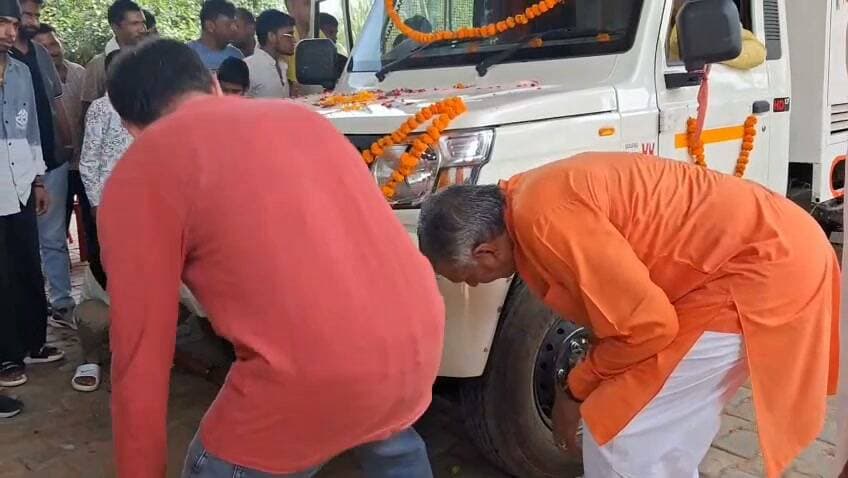 भिवानी में गौसेवकों को सांसद धर्मबीर सिंह की तरफ से गाड़ी भेंट करने से पूर्व जहरगिरी आश्रम के डॉक्टर अशोक गिरी जी महाराज मंत्रोच्चारण के साथ शुभकामनाएं देते हुए।