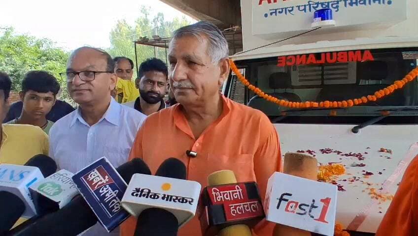 भिवानी गौसेवकों की कार्यप्रणाली से सांसद धर्मबीर सिंह हुए गदगद...
पीठ थपथपा बोले सरकार से भी करेंगे सहयोग की गुहार
भिवानी आँखो देखी हलचल