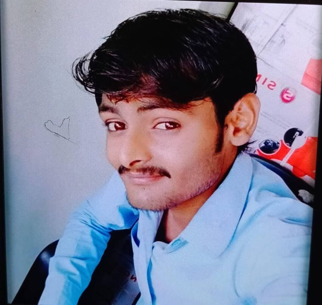 कासगंज जा रही ट्रेन की चपेट में आया ई-रिक्शा चालक, मौत
रेलवे ट्रैक किनारे मिला घायल युवक, सीएचसी पहुंचने पर चिकित्सक ने किया मृत घोषित
नवाबगंज। मंझना गांव स्थित शमसाबाद रेलवे स्टेशन के पास मंगलवार को कासगंज जा रही ट्रेन की चपेट में आने से रोहित यादव पुत्र सूरज यादव गंभीर रूप से घायल हो गया। हादसे के बाद उसे एंबुलेंस से नवाबगंज सीएचसी पहुंचाया गया, जहां चिकित्सक ने उसे मृत घोषित कर दिया।
हादसा रेलवे के पोल नंबर 154/11 और 154/10 के पास हुआ। सूचना पर रेलवे कर्मियों ने स्टेशन मास्टर को जानकारी दी, जिसके बाद 108 एंबुलेंस मौके पर पहुंची। ईएमटी रजनीश कुमार और पायलट भंवर सिंह घायल युवक को सीएचसी लेकर पहुंचे।
मृतक नवाबगंज नगर के मोहल्ला नया गनीपुर का निवासी था और ई-रिक्शा चलाकर परिवार का पालन-पोषण करता था। वह चार भाइयों में सबसे बड़ा था। मौत की सूचना मिलते ही मां रेखा देवी और भाइयों शिवम, अनीश व अवनीश का रो-रोकर बुरा हाल हो गया।
सूचना पर थाना प्रभारी निरीक्षक राजीव कुमार पुलिस बल के साथ मौके पर पहुंचे। जिला पंचायत सदस्य यशवीर सिंह आर्य भी सीएचसी पहुंचे और परिजनों से घटना की जानकारी ली। पुलिस ने शव को पोस्टमार्टम के लिए भेज दिया है।
#नवाबगंज #मंझना #शमसाबादरेलवेस्टेशन #ट्रेनहादसा #रेलहादसा #रोहितयादव #ईरिक्शाचालक #कासगंजट्रेन #फर्रुखाबाद #फर्रुखाबादन्यूज #नवाबगंजन्यूज #BreakingNews #TrainAccident #RailwayAccident #FarrukhabadNews #NawabganjNews
