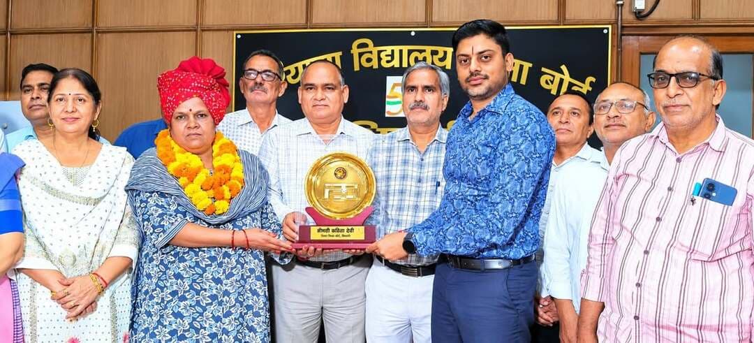 शिक्षा बोर्ड से 01 अधीक्षक हुई सेवानिवृत, गरिमामयी समारोह में दी गई विदाई
भिवानी, 30 सितंबर, 2026 : आज हरियाणा विद्यालय शिक्षा बोर्ड से श्रीमती उर्मिला देवी अधीक्षक पद से सेवानिवृत हुई है। शिक्षा बोर्ड सचिव श्री दीपक बाबूलाल करवा ने सेवानिवृत हुई अधीक्षक को शुभकामनाएं देते हुए उनके कार्यों की भूरी-भूरी प्रशंसा की तथा उनके सुखमय व आनंदमय जीवन की कामना की।
उन्होंने बताया कि श्रीमती उर्मिला देवी अधीक्षक 31 वर्ष 01 महीना 28 दिन तक बोर्ड में अपनी सेवाएं देने उपरान्त सेवानिवृत हुई हैं। उन्होंने कहा कि बोर्ड के अधिकारियों व कर्मचारियों के प्रयासों के फलस्वरूप शिक्षा बोर्ड प्रगति के पथ पर अग्रसर है। उन्होंने सेवानिवृत हुई अधीक्षक को भेंट स्वरूप स्मृति-चिह्न व उपहार देकर शिक्षा बोर्ड से सेवानिवृत किया। इसके अतिरिक्त ऑफिसर एसोसिएशन हरियाणा विद्यालय शिक्षा बोर्ड, भिवानी द्वारा भी सेवानिवृत हुई अधीक्षक को स्मृति-चिह्न देकर सम्मानित किया गया। इस अवसर पर सेवानिवृत हो रही अधीक्षक के परिजन व बोर्ड के अन्य अधिकारी/कर्मचारी भी मौजूद रहे।