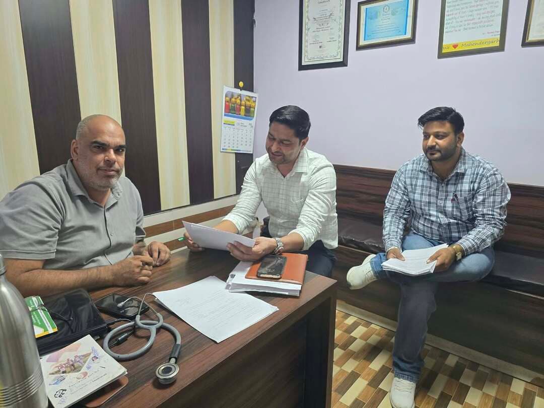 पीएनडीटी एक्ट की अनदेखी पर होगी सख्त कार्रवाई
एसएमओ ने तीन अल्ट्रासाउंड और अधिकृत एमटीपी केंद्रों का किया निरीक्षण
लोहारू। स्वास्थ्य विभाग की ओर से पीएनडीटी एक्ट की पालना को लेकर बुधवार को नगर में संचालित अल्ट्रासाउंड केंद्रों का औचक निरीक्षण किया गया। सिविल सर्जन डॉ. रघुवीर सिंह शांडिल्य के निर्देशानुसार उपमंडल नागरिक अस्पताल लोहारू के प्रभारी एसएमओ डॉ. ओमप्रकाश डूडी ने नगर के तीन अल्ट्रासाउंड केंद्रों का निरीक्षण कर वहां उपलब्ध रिकॉर्ड, दस्तावेजों और अन्य व्यवस्थाओं की जांच की। निरीक्षण के दौरान सभी केंद्रों पर दस्तावेज एवं व्यवस्थाएं नियमानुसार पाई गईं।
एसएमओ डॉ. डूडी ने केंद्र संचालकों को निर्देश दिए कि पीएनडीटी एक्ट के सभी नियमों और प्रावधानों की कड़ाई से पालना सुनिश्चित की जाए। उन्होंने कहा कि अल्ट्रासाउंड केंद्रों पर निर्धारित रिकॉर्ड का सही तरीके से संधारण किया जाए तथा एक्ट के तहत आवश्यक सूचनाओं को प्रमुख स्थानों पर प्रदर्शित किया जाए। उन्होंने स्पष्ट किया कि भ्रूण लिंग जांच पूरी तरह प्रतिबंधित है और इस संबंध में किसी भी प्रकार की लापरवाही बर्दाश्त नहीं की जाएगी।
उन्होंने कहा कि पीएनडीटी एक्ट का उद्देश्य कन्या भ्रूण हत्या जैसी सामाजिक कुरीति पर रोक लगाना और बेटियों के संरक्षण को सुनिश्चित करना है। इसके साथ ही उन्होंने स्वास्थ्य विभाग द्वारा अधिकृत एमटीपी केंद्रों का भी निरीक्षण किया। उन्होंने केंद्र संचालकों से संबंधित रिकॉर्ड एवं दस्तावेजों की जांच की तथा एमटीपी से जुड़े कार्यों में निर्धारित कानूनी प्रावधानों एवं विभागीय दिशा-निर्देशों की पालना सुनिश्चित करने के निर्देश दिए।
डॉ. डूडी ने कहा कि स्वास्थ्य विभाग की ओर से समय-समय पर अल्ट्रासाउंड और एमटीपी केंद्रों का निरीक्षण किया जाता रहेगा। निरीक्षण का उद्देश्य नियमों की पालना सुनिश्चित करने के साथ-साथ स्वास्थ्य सेवाओं में पारदर्शिता बनाए रखना है। उन्होंने चेतावनी दी कि जांच के दौरान किसी भी स्तर पर नियमों की अवहेलना या अनियमितता सामने आने पर संबंधित केंद्र के खिलाफ नियमानुसार कार्रवाई की जाएगी। इस अवसर पर सीनियर स्टोर इंचार्ज अमित वालिया भी विभागीय टीम के साथ मौजूद रहे।