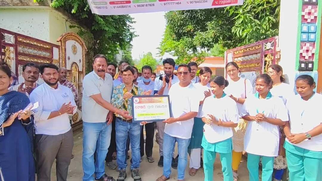 👉 ଟେମରୀ ପଞ୍ଚାୟତରେ ମାଗଣା ସ୍ୱାସ୍ଥ୍ୟ ଶିବିର
ମୁଖ୍ୟଅତିଥି ଭାବେ ଯୋଗଦେଲେ ବିଡିଓ ପ୍ରଫୁଲ୍ଲ କୁମାର ଅଦୁ
ପଦ୍ମପୁର/ପାଇକମାଳ, ୨୯/୦୯: ପଦ୍ମପୁର ଉପଖଣ୍ଡ ଅନ୍ତର୍ଗତ ପାଇକମାଳ ବ୍ଲକର ଟେମରୀ ଗ୍ରାମ ପଞ୍ଚାୟତରେ ମାଗଣା ସ୍ୱାସ୍ଥ୍ୟ ଶିବିର ଅନୁଷ୍ଠିତ ହୋଇଛି। ମୂରଲୀକ୍ରିଷ୍ଣା ଫାଉଣ୍ଡେସନ, କ୍ରିଷ୍ଣା ବିକାଶ ହସ୍ପିଟାଲ ଓ ଟେମରୀ ଗ୍ରାମ ପଞ୍ଚାୟତର ମିଳିତ ଆନୁକୂଲ୍ୟରେ ଆୟୋଜିତ ଏହି ଶିବିରକୁ ପାଇକମାଳ ବିଡିଓ ପ୍ରଫୁଲ୍ଲ କୁମାର ଅଦୁ ମୁଖ୍ୟଅତିଥି ଭାବେ ଯୋଗଦେଇ ଉଦ୍ଘାଟନ କରିଥିଲେ।
ଶିବିରରେ ସାଧାରଣ ରୋଗର ଚିକିତ୍ସା ସହ ଇସିଜି ପରୀକ୍ଷା ମାଗଣାରେ କରାଯାଇଥିଲା। ଏଥିସହ ଆବଶ୍ୟକ ରୋଗୀଙ୍କୁ ମାଗଣାରେ ଔଷଧ ପ୍ରଦାନ କରାଯାଇଥିଲା। ଟେମରୀ ସରପଞ୍ଚ ଦିଲ୍ଲୀପ ବେହେରାଙ୍କ ତତ୍ତ୍ୱାବଧାନରେ ଆୟୋଜିତ ଏହି ଶିବିରରେ ବିକାଶ ଫାଉଣ୍ଡେସନର ଡାକ୍ତର ଅଜିତ କୁମାର ବାରିକଙ୍କ ସମେତ ବରିଷ୍ଠ ଡାକ୍ତରମାନେ ରୋଗୀଙ୍କୁ ଚିକିତ୍ସାସେବା ପ୍ରଦାନ କରିଥିଲେ।
ଏହି ମାଗଣା ସ୍ୱାସ୍ଥ୍ୟ ଶିବିରରେ ବହୁ ରୋଗୀ ଯୋଗଦେଇ ଚିକିତ୍ସାସେବା ଗ୍ରହଣ କରିବା ସହ ଆୟୋଜକଙ୍କ ଏହି ପ୍ରୟାସକୁ ପ୍ରଶଂସା କରିଥିଲେ। ସମାଜସେବୀ ଦେବାର୍ଚ୍ଚନ ସାହୁ, କିଶୋର ରଣା, ତୁକାରାମ ଠାକୁର, ଶିବାଶିଷ ପ୍ରଧାନ, ଆଶିଷ ବେହେରା, ବିଶି ରଣା, କୈଳାସ ପଟେଲ, ସମସ୍ତ ୱାର୍ଡ ମେମ୍ବର, ଭେଙ୍ଗରାଜପୁର ସରପଞ୍ଚ ସୁଦାମ ଚରଣ ସେଠୀ ଓ ଗନ୍ଧମାର୍ଦ୍ଧନ ସୁରକ୍ଷା ଯୁବପରିଷଦ ଆବାହକ ଦୁର୍ଯ୍ୟୋଧନ ପୁଟାଙ୍କ ସମେତ ଅନ୍ୟମାନେ ଶିବିର ପରିଚାଳନାରେ ସହଯୋଗ କରିଥିଲେ।