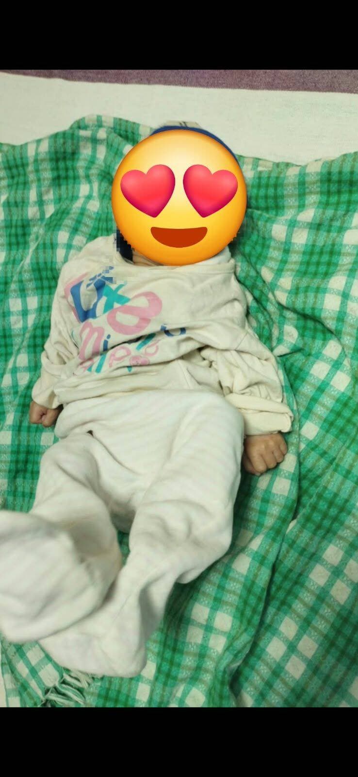 *जिला प्रशासन और बाल संरक्षण इकाई के प्रयास से 700 ग्राम के नवजात को मिला नया जीवन*
मोतिहारी: 30.09.2026
बिहार सरकार की बाल कल्याण प्राथमिकताओं और जिला प्रशासन, पूर्वी चंपारण (मोतिहारी) की त्वरित तत्परता से एक नवजात मासूम को मौत के मुंह से बाहर निकाल लिया गया है। परिजनों द्वारा परित्यक्त किए गए महज 700 ग्राम के नवजात शिशु को जिला बाल संरक्षण इकाई और सदर अस्पताल के डॉक्टरों की टीम ने नया जीवन दिया है।
क्या है पूरा मामला?
हाल ही में एक अत्यंत गंभीर स्थिति में 700 ग्राम का एक नवजात शिशु लावारिस हालत में पाया गया था। सूचना मिलते ही मोतिहारी जिला बाल संरक्षण इकाई (सहायक निदेशक बाल संरक्षण) ने मामले का तत्काल संज्ञान लिया। बाल अधिकारों और सुरक्षा को सर्वोपरि रखते हुए बच्चे को तुरंत बाल कल्याण समिति (CWC) के समक्ष प्रस्तुत किया गया और CWC के निर्देश पर अविलंब सदर अस्पताल, मोतिहारी में भर्ती कराया गया।
चुनौतीपूर्ण था इलाज, डॉक्टरों ने जताई थी कम उम्मीद
अत्यंत कम वजन (700 ग्राम) और गंभीर शारीरिक स्थिति को देखते हुए शुरुआत में चिकित्सकों ने बच्चे के बचने की संभावना बहुत कम जताई थी। लेकिन जिला प्रशासन के सतत अनुश्रवण और सदर अस्पताल के विशेषज्ञ डॉक्टरों व मेडिकल स्टाफ की दिन-रात की मेहनत रंग लाई।
1800 ग्राम हुआ वजन, बच्चा पूरी तरह सुरक्षित
सही देख-रेख, बेहतर चिकित्सा सुविधा और पोषण पुनर्वास (Restoration) के बाद मासूम की सेहत में अभूतपूर्व सुधार हुआ है। जिस बच्चे का वजन महज 700 ग्राम था, वह अब स्वस्थ होकर 1800 ग्राम का हो चुका है। बच्चा लगभग पूरी तरह रिकवर कर चुका है और फिलहाल चिकित्सकों की देख-रेख में सुरक्षित है।
बिहार सरकार और जिला प्रशासन की संवेदनशीलता की मिसाल
यह सफलता बिहार सरकार की 'बाल संरक्षण योजनाओं' और मोतिहारी जिला प्रशासन की जन-संवेदनशीलता का प्रत्यक्ष प्रमाण है। सहायक निदेशक बाल संरक्षण ने बताया कि राज्य सरकार की मंशा के अनुरूप जिले में हर अनाथ, असहाय और संकटग्रस्त बच्चे की सुरक्षा और स्वास्थ्य देखभाल के लिए जिला प्रशासन पूरी तरह प्रतिबद्ध है। स्वास्थ्य में पूर्ण सुधार होते ही बच्चे के आगे के पुनर्वास के लिए नियमानुसार प्रक्रिया पूरी की जाएगी।
Information & Public Relations Department, Government of Bihar Social Welfare Department, Government of Bihar CMO Bihar PMO India