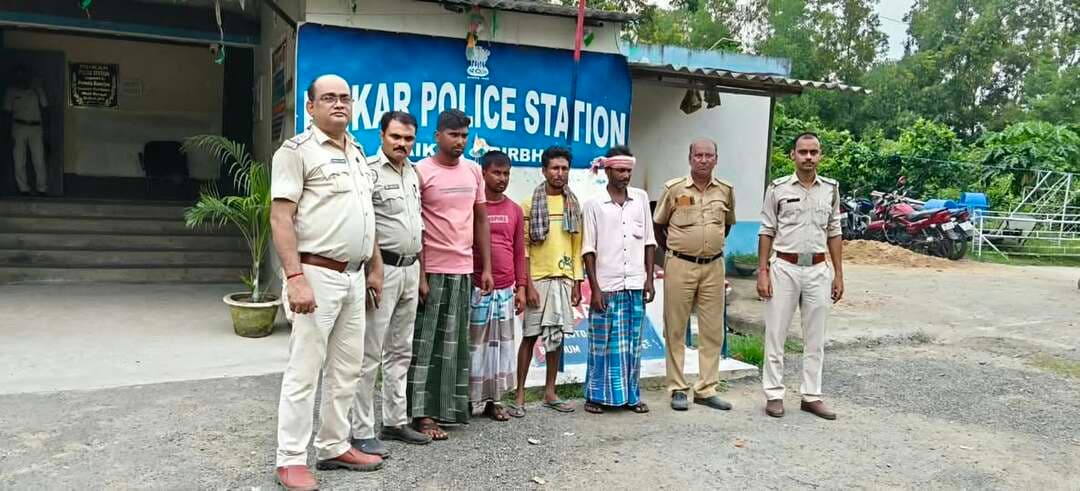 @পাইকরে গবাদি পশু পাচারের অভিযোগ, ১২টি বাছুর উদ্ধার, গ্রেফতার ৪,
বীরভূমের পাইকর থানার পুলিশ অভিযান চালিয়ে দুটি তিন-চাকার চায়না ভ্যান গাড়ি থেকে ১২টি বাছুর উদ্ধার করেছে। পুলিশ সূত্রে জানা যায়,২৯ সেপ্টেম্বর বুধবার হিয়াতনগর দিক থেকে নলহাটির দিকে গবাদি পশু নিয়ে যাওয়ার খবর পেয়ে দুটি চায়না ভ্যান গাড়ি গবাদি পশু সহ গাড়ি আটক করা হয়।
পুলিশের দাবি, গাড়ি দুটিতে বাছুরগুলিকে নাইলনের দড়ি দিয়ে শক্তভাবে বেঁধে অত্যন্ত সঙ্কীর্ণ ও গাদাগাদি করে পরিবহণ করা হচ্ছিল অবৈধভাবে। বৈধ মালিকানা বা পরিবহণ সংক্রান্ত প্রয়োজনীয় নথিও দেখাতে পারেনি সংশ্লিষ্টরা।
ঘটনায় দুটি গাড়ি, ১২টি বাছুর এবং দুটি নাইলনের দড়ি বাজেয়াপ্ত করা হয়েছে। গ্রেফতার করা হয়েছে চারজনকে যাদের নাম—সাজাহান শেখ, বাড়ি মুরারই থানার দক্ষিণ কাসিল্যা এছাড়া মণির মণ্ডল, মিলন শেখ ও আব্দুল হালিম, তাদের বাড়ি মুরারয় তারার কপিল শহর গ্রামে। তাঁদের বিরুদ্ধে পাইকর থানায় মামলা রুজু করা হয়েছে।
পুলিশ শুধরে জানা গিয়েছে গবাদি পশুগুলির উৎস এবং এই ঘটনায় আরও কারা জড়িত, তা খতিয়ে পুলিশ।
Birbhum District Police Birbhum District Birbhum District Administration Murarai Bidhan Sabha
Braking News