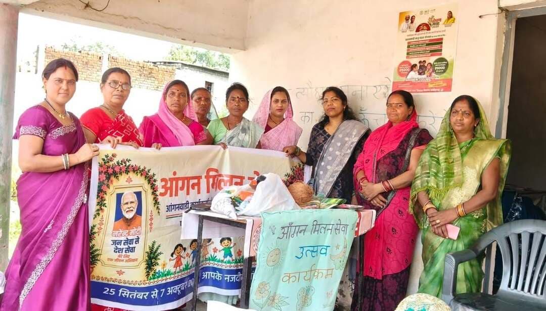 आंगन मिलन सेवा कार्यक्रम के माध्यम से पोषण, स्वास्थ्य और बाल विकास का संदेश घर-घर पहुंचा।
जिले के विभिन्न आंगनबाड़ी केंद्रों में आयोजित कार्यक्रम में स्वस्थ शिशु प्रतियोगिता, मेरी पौष्टिक थाली प्रदर्शन, बालगीत, न्यौता भोज एवं खिलौना दान जैसी गतिविधियां हुईं। साथ ही आंगनवाड़ी कार्यकर्ता, सहायिका, मितानिन एवं सहयोगी व्यक्तियों का सम्मान किया गया।
कार्यक्रम में पोषण शपथ एवं बाल विवाह मुक्त छत्तीसगढ़ की शपथ दिलाकर जनभागीदारी का संदेश दिया गया।
#SushasanSarkar #सुशासन_सरकार #AanganMilanSeva #आंगन_मिलन_सेवा #SevaSankalpYatra #सेवा_संकल्प_यात्रा #PoshanAbhiyan #पोषण_अभियान #Chhattisgarh
CMO Chhattisgarh DPR Chhattisgarh
