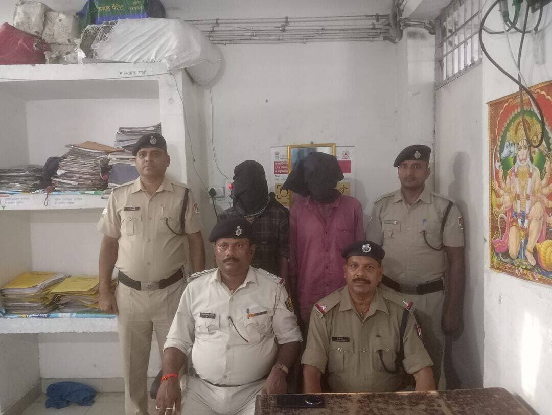 प्रेस विज्ञप्ति
दिनांक: 30.09.2026
ऑपरेशन यात्री सुरक्षा के तहत यात्री का चोरी गया मोबाइल बरामद, दो आरोपी पकड़े गए
आरा। यात्री सुरक्षा एवं यात्री अपराध की रोकथाम हेतु आरपीएफ आरा के निरीक्षक प्रभारी दीपक कुमार एवं जीआरपी थाना अध्यक्ष नीतीश कुमार के नेतृत्व में चलाए जा रहे ऑपरेशन यात्री सुरक्षा के तहत आरपीएफ एवं जीआरपी आरा की संयुक्त टीम द्वारा आरा रेलवे जंक्शन पर यात्री का चोरी किए गए मोबाइल बरामद करते हुए दो आरोपियों को पकड़ा गया।
घटना आरा रेलवे जंक्शन के मुख्य पोर्टिको की है, जहां शिकायतकर्ता कुश कुमार, निवासी ग्राम मिर्चइया टोला, दौलतगंज, थाना भगवान बाजार, जिला सारण अपनी ट्रेन के इंतजार में सो रहा था। इसी दौरान उसकी जेब से मोबाइल चोरी कर एक व्यक्ति भागने लगा। नींद खुलने पर शिकायतकर्ता ने आरोपी को मोबाइल लेकर भागते हुए देखा तथा उसका पीछा किया, लेकिन आरोपी भागने में सफल रहा।
सूचना प्राप्त होने पर RPF एवं GRP की संयुक्त टीम द्वारा शिकायतकर्ता के साथ CCTV फुटेज की जांच की गई। फुटेज में आरोपी को मोबाइल लेकर भागते हुए देखा गया तथा शिकायतकर्ता द्वारा उसकी पहचान की गई। इसके बाद आरा रेलवे जंक्शन के विभिन्न प्लेटफॉर्मों पर सघन गश्त एवं तलाशी अभियान चलाया गया।
इसी क्रम में प्लेटफॉर्म संख्या-03, पूर्वी न्यू FOB के पास दो संदिग्ध व्यक्तियों को पकड़ा गया। पूछताछ के दौरान उनकी पहचान सुनील शर्मा, निवासी वार्ड नं.-44, गोधना रोड, पावरगंज, थाना नवादा, जिला भोजपुर एवं संतोष सिंह, निवासी वार्ड नं.-05, दरियापुर, थाना उदवंतनगर, जिला भोजपुर के रूप में हुई।
तलाशी के दौरान संतोष सिंह के पास से शिकायतकर्ता द्वारा बताए गए विवरण के अनुरूप iQOO कंपनी का डार्क ग्रे रंग का मोबाइल फोन, चालू एवं लॉक्ड अवस्था में, दो सिम सहित बरामद किया गया। पूछताछ में दोनों व्यक्तियों द्वारा मोबाइल चोरी की घटना में अपनी संलिप्तता स्वीकार की गई तथा सुनील शर्मा ने स्वीकार किया कि उसने ही सोते वक्त व्यक्ति के जेब से मोबाइल चोरी किया था और उसके उपरांत वह भाग गया था और चोरित मोबाइल को उसने संतोष सिंह को बेचने वास्ते दिया था।
बरामद मोबाइल को विधिवत जप्त कर पकड़े गए दोनों व्यक्तियों के विरुद्ध अग्रिम कानूनी कार्रवाई की जा रही है।
