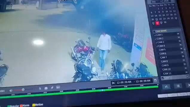 🚨 ब्रेकिंग न्यूज़ | बहरोड़
सरकारी अस्पताल के बाहर से बाइक चोरी, CCTV में कैद हुआ चोर!
बहरोड़। सरकारी अस्पताल बहरोड़ के बाहर से देर रात बाइक चोरी होने का मामला सामने आया है। घटना 28 सितंबर की रात करीब 12:02 बजे की बताई जा रही है।
जानकारी के अनुसार, बाइक चोर पहले अस्पताल परिसर के अंदर खड़ी स्प्लेंडर मोटरसाइकिल को बाहर लेकर आया और उसका लॉक तोड़ने का प्रयास किया, लेकिन लॉक नहीं टूटने पर वह बाइक छोड़कर आगे बढ़ गया।
इसके बाद चोर ने अस्पताल के बाहर खड़ी कपिल खंडेलवाल की होंडा लीवो बाइक को निशाना बनाया। कपिल खंडेलवाल अपनी मां को उपचार के लिए सरकारी अस्पताल लेकर आए थे। इसी दौरान चोर उनकी बाइक चोरी कर मौके से फरार हो गया।
घटना के बाद अस्पताल परिसर और आसपास लगे CCTV कैमरों में संदिग्ध चोर की गतिविधियां कैद होने की बात सामने आई है। बाइक चोरी की घटना से अस्पताल परिसर की सुरक्षा व्यवस्था पर भी सवाल खड़े हो रहे हैं। मामले की सूचना पुलिस को दी गई है और पुलिस CCTV फुटेज के आधार पर चोर की तलाश में जुटी है।