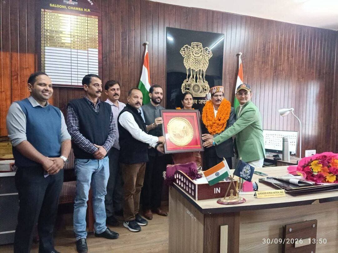 SDM सलूणी श्री सुरिंदर कुमार कटोच जी को सम्मानित करते हुए तहसीलदार सलूणी श्री अभिराय सिंह ठाकुर जी nive तहसीलदार सलूणी श्री D C राणा जी और स्टाफ