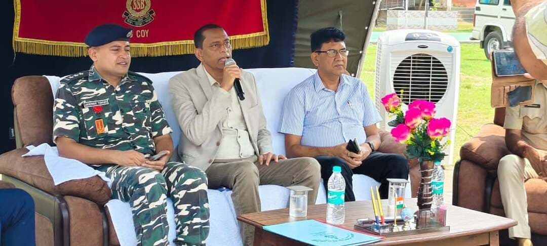 जरूरतमंद किसानों के बीच कृषि उपकरणों का वितरण
लखीसराय। 16वीं वाहिनी सशस्त्र सीमा बल, जमुई के द्वितीय कमान अधिकारी बांके बिहारी के दिशा-निर्देशन में डी समवाय कजरा के तत्वावधान में नरोत्तम उच्च विद्यालय परिसर में नागरिक कल्याण कार्यक्रम का आयोजन किया गया। कार्यक्रम का संचालन सहायक कमांडेंट श्री अभिनव तोमर की देखरेख में हुआ।
कार्यक्रम का उद्घाटन जिला पदाधिकारी शैलेंद्र कुमार ने किया। इस दौरान सैकड़ों जरूरतमंद किसानों के बीच स्प्रे मशीन, कुदाल, खुरपी, काशी सहित विभिन्न लघु कृषि उपकरणों का वितरण किया गया।
डीएम ने किसानों को कृषि कार्यों में आधुनिक एवं उपयोगी उपकरणों के प्रयोग के लिए प्रेरित करते हुए इनके समुचित उपयोग और उपयोगिता की जानकारी दी। उन्होंने कहा कि ऐसे उपकरण किसानों की कार्यक्षमता बढ़ाने में सहायक होंगे।
कार्यक्रम में जिला शिक्षा पदाधिकारी, उप विकास आयुक्त, जिला परिवहन पदाधिकारी, एसडीओ लखीसराय, बीडीओ सूर्यगढ़ा, कजरा एवं पीरी बाजार थाना के पदाधिकारी सहित विभिन्न जनप्रतिनिधि मौजूद रहे। किसानों ने इस पहल के लिए सशस्त्र सीमा बल एवं जिला प्रशासन के प्रति आभार जताया।