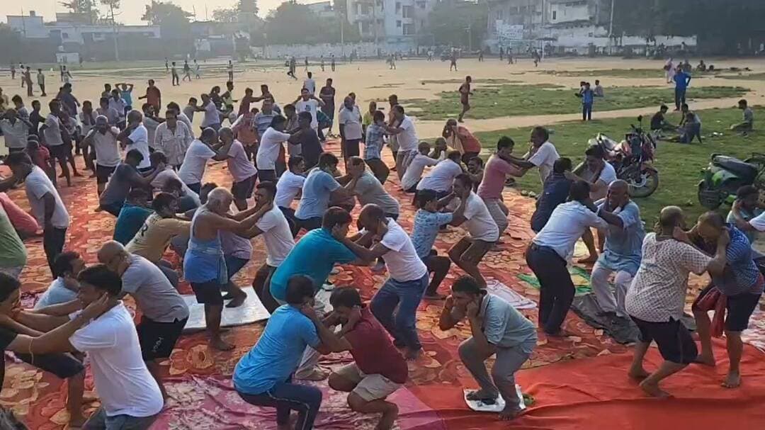 योग शिविर के दूसरे दिन भी उमड़ी भीड़, 500 से अधिक लोगों ने किया योगाभ्यास
लखीसराय। के.आर.के. मैदान में आर्ट ऑफ लिविंग के तत्वावधान में लखीसराय युवा विकास मंच के अध्यक्ष सनोज साहू के संयोजन में आयोजित तीन दिवसीय योग शिविर के दूसरे दिन बुधवार को 500 से अधिक महिला-पुरुषों एवं युवाओं ने योगाभ्यास किया। गुजरात से आए श्रीश्री रविशंकर के परम शिष्य निलेश लाड ने सुबह 5:30 से 7:30 बजे तक प्रतिभागियों को आसन, प्राणायाम, सूर्य नमस्कार एवं सुदर्शन क्रिया का अभ्यास कराया।
शिविर में सामूहिक हास्य अभ्यास आकर्षण का केंद्र रहा। उत्साहित प्रतिभागियों ने अभ्यास के दौरान कई बार ‘वन मोर, वन मोर’ की मांग की। निलेश लाड ने कहा कि योग केवल शारीरिक व्यायाम नहीं, बल्कि शरीर, मन और भावनाओं में संतुलन स्थापित करने की साधना है। नियमित योग एवं प्राणायाम को दिनचर्या में शामिल कर स्वस्थ एवं सकारात्मक जीवन की ओर बढ़ा जा सकता है।
सनोज साहू ने कहा कि शिविर के प्रति शहरवासियों का उत्साह उत्साहजनक है। उन्होंने बताया कि एक अक्टूबर को शिविर का अंतिम सत्र आयोजित होगा। उन्होंने लोगों से अंतिम दिन भी अधिक संख्या में पहुंचकर योगाभ्यास का लाभ लेने की अपील की।
महिला पतंजलि योग समिति की जिला प्रभारी किरण सिन्हा ने कहा कि नियमित योगाभ्यास शरीर और मन को स्वस्थ रखने में सहायक है। रंजीत वर्मा ने कहा कि शिविर में बढ़ती भागीदारी स्वास्थ्य के प्रति लोगों की जागरूकता का सकारात्मक संकेत है। मीडिया प्रभारी अजय कुशवाहा ने भी योग को दैनिक जीवन का हिस्सा बनाने की अपील की।
शिविर के आयोजन एवं व्यवस्था में वार्ड पार्षद गौतम मंडल, दंत चिकित्सक डॉ. अरुण कुमार, समाजसेवी प्रमोद कुमार, अनिल शर्मा, मनोज गुप्ता एवं रंजीत शर्मा की भूमिका रही। योग शिक्षिका प्रियंका भारती, जयशंकर, कवीन्द्र कुमार, संजीव कुशवाहा और श्वेता कुशवाहा सहित बड़ी संख्या में गणमान्य नागरिकों ने भाग लिया।
लखीसराय युवा विकास मंच ने शहरवासियों से एक अक्टूबर को सुबह 5:30 बजे के.आर.के. मैदान पहुंचकर योग शिविर के अंतिम सत्र में शामिल होने की अपील की है।