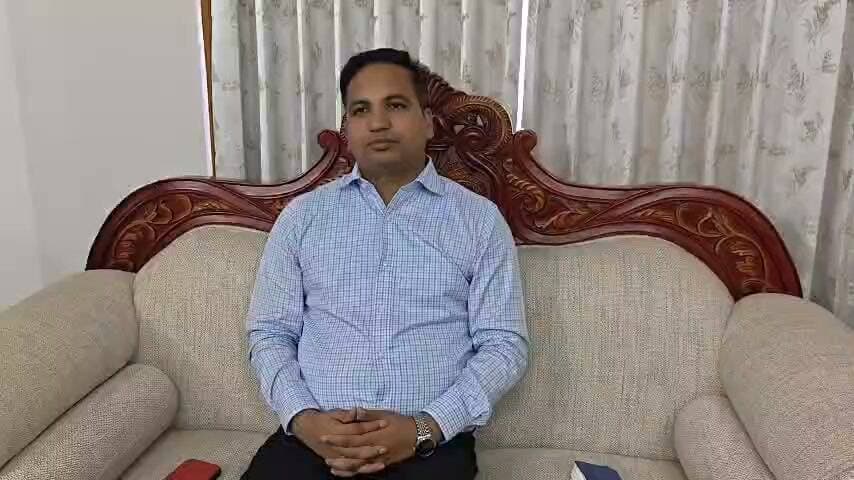 राष्ट्रपति दौरे से पहले बिलासपुर-रोपड़ प्रशासन ने आनंदपुर साहिब हेलीपैड का किया निरीक्षण: डीसी राहुल
श्री नैना देवी जी, 30 सितंबर। राष्ट्रपति द्रौपदी मुर्मु के 6 अक्तूबर को प्रस्तावित बिलासपुर दौरे को लेकर प्रशासन ने तैयारियां तेज कर दी हैं। इसी कड़ी में बिलासपुर और रोपड़ जिला प्रशासन के अधिकारियों ने आनंदपुर साहिब स्थित हेलीपैड का संयुक्त निरीक्षण कर सुरक्षा सहित विभिन्न व्यवस्थाओं का जायजा लिया।
निरीक्षण के दौरान उपायुक्त बिलासपुर राहुल कुमार, पुलिस अधीक्षक अभिषेक धीमान सहित दोनों जिलों के संबंधित विभागों के अधिकारी मौजूद रहे। अधिकारियों ने हेलीपैड परिसर का निरीक्षण करते हुए राष्ट्रपति दौरे से जुड़ी व्यवस्थाओं की समीक्षा की और आवश्यक दिशा-निर्देश जारी किए।
संयुक्त निरीक्षण के दौरान सुरक्षा व्यवस्था, यातायात प्रबंधन, पार्किंग, आवागमन, बैरिकेडिंग और संचार व्यवस्था सहित अन्य आवश्यक प्रबंधों पर विस्तार से चर्चा की गई। दोनों जिलों के अधिकारियों ने आपसी समन्वय के साथ सभी तैयारियां निर्धारित समय सीमा में पूरी करने पर जोर दिया।
इसके बाद बिलासपुर प्रशासन और पुलिस की टीम ने टोबा से श्री नैना देवी मंदिर परिसर तक विभिन्न स्थानों का दौरा कर तैयारियों का जायजा लिया। इस दौरान सड़क मार्ग, यातायात व्यवस्था, सुरक्षा प्रबंध, स्वच्छता, पेयजल, विद्युत आपूर्ति और अन्य नागरिक सुविधाओं की समीक्षा की गई।
उपायुक्त राहुल कुमार ने संबंधित विभागों को अपने-अपने दायित्वों के तहत आवश्यक कार्यों को प्राथमिकता के आधार पर पूरा करने के निर्देश दिए। उन्होंने अधिकारियों से तैयारियों में आपसी समन्वय बनाए रखने और निर्धारित समय में सभी व्यवस्थाएं पूरी करने को कहा।
उपायुक्त ने श्री नैना देवी मंदिर परिसर का भी निरीक्षण किया। उन्होंने राष्ट्रपति के प्रस्तावित दौरे को देखते हुए श्रद्धालुओं की सुविधा, प्रवेश एवं निकासी व्यवस्था, सुरक्षा, स्वच्छता तथा अन्य आवश्यक प्रबंधों की समीक्षा की। संबंधित अधिकारियों को सभी व्यवस्थाएं समयबद्ध तरीके से सुनिश्चित करने के निर्देश दिए गए।
राहुल कुमार ने कहा कि राष्ट्रपति के दौरे को लेकर प्रशासन की ओर से सभी आवश्यक तैयारियां की जा रही हैं। व्यवस्थाओं की नियमित समीक्षा की जा रही है, ताकि दौरे के दौरान किसी प्रकार की परेशानी न हो और सभी प्रबंध सुचारु रूप से संचालित किए जा सकें।
-