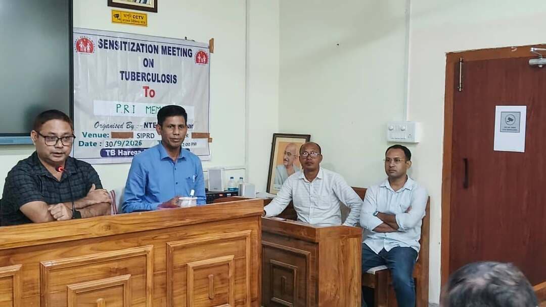 যক্ষ্মা ৰোগ নিৰ্মূলৰ লক্ষ্যৰে পঞ্চায়ত প্ৰতিনিধিসকলৰ প্ৰশিক্ষণ শিবিৰ
শিৱসাগৰ, ৩০ ছেপ্টেম্বৰ: শিৱসাগৰ জিলা যক্ষ্মা ৰোগ বিভাগৰ উদ্যোগত আজি ৩০ ছেপ্টেম্বৰ, বুধবাৰে জয়সাগৰস্থিত পঞ্চায়ত আৰু গ্ৰামোন্নয়ন ৰাজ্যিক প্ৰতিষ্ঠানত (এছ টি পি আৰ ডি) গৌৰীসাগৰ উন্নয়ন খণ্ডৰ অন্তৰ্গত বিভিন্ন পঞ্চায়তৰ ৱাৰ্ড সদস্যসকলৰ মাজত যক্ষ্মা ৰোগ আৰু ‘যক্ষ্মামুক্ত পঞ্চায়ত’ সন্দৰ্ভত এক প্ৰশিক্ষণ শিবিৰ অনুষ্ঠিত হয়।
প্ৰশিক্ষণ শিবিৰৰ শুভাৰম্ভ কৰে প্ৰতিষ্ঠানখনৰ অধ্যক্ষ শ্ৰদ্ধাৰ পঙ্কজ হাজৰিকা দেৱে। শিবিৰত সমল ব্যক্তি হিচাপে উপস্থিত থাকে শিৱসাগৰ জিলা যক্ষ্মা ৰোগ বিষয়া ডাঃ দ্বিজেন কোঁচ।
ডাঃ কোঁচে পঞ্চায়ত প্ৰতিনিধিসকলক যক্ষ্মা ৰোগ এজন ব্যক্তিৰ পৰা আন এজন ব্যক্তিলৈ কেনেদৰে সংক্ৰমিত হয়, ৰোগবিধৰ বিভিন্ন লক্ষণ, চিকিৎসা পদ্ধতি আৰু যক্ষ্মা ৰোগ নিৰ্মূলৰ ক্ষেত্ৰত পঞ্চায়ত প্ৰতিনিধিসকলৰ ভূমিকা আৰু দায়িত্বৰ বিষয়ে বিতংভাৱে অৱগত কৰে।
ইয়াৰ উপৰি জিলা যক্ষ্মা ৰোগ বিভাগৰ কৰ্মী শ্ৰী ৰিতুপৰ্ণা শইকীয়াই যক্ষ্মা ৰোগৰ ৰোগী আৰু চিকিৎসা সম্পৰ্কীয় তথ্য সংৰক্ষণ তথা পৰিচালনাৰ বাবে ব্যৱহৃত ‘নিক্ষয়’ (Nikshay) পৰ্টেলৰ বিষয়ে উপস্থিতসকলক অৱগত কৰে।
জিলা যক্ষ্মা ৰোগ বিভাগৰ পৰীক্ষাগাৰৰ দায়িত্বত থকা শ্ৰী কল্যাণ বৰীয়ে তেওঁৰ বক্তব্যত যক্ষ্মা ৰোগ নিৰ্ণয়ৰ বাবে কাহৰ নমুনা পৰীক্ষাৰ আধুনিক প্ৰযুক্তি ‘নাট’ (NAAT) পৰীক্ষাৰ বিষয়ে উপস্থিতসকলক বিস্তৃতভাৱে জানিবলৈ দিয়ে।
আনহাতে, যক্ষ্মা ৰোগ বিভাগৰ কৰ্মী শ্ৰী ৰিতু দত্তই তেওঁৰ বক্তব্যত যক্ষ্মা ৰোগৰ ব্যক্তিগত চিকিৎসা গ্ৰহণ কৰা ৰোগীসকলেও যক্ষ্মা নিৰ্মূল অভিযানৰ আওতাত পৰে বুলি উল্লেখ কৰে। লগতে যক্ষ্মা ৰোগ নিৰ্মূলৰ ক্ষেত্ৰত সমাজৰ প্ৰতিগৰাকী ব্যক্তিৰ সহযোগিতা আৰু সজাগতাৰ প্ৰয়োজনীয়তাৰ ওপৰতো গুৰুত্ব আৰোপ কৰে।
প্ৰশিক্ষণ শিবিৰত যক্ষ্মা ৰোগ বিভাগৰ কৰ্মী শ্ৰী নয়ন মালাকৰো উপস্থিত থাকে। গৌৰীসাগৰ উন্নয়ন খণ্ডৰ অন্তৰ্গত বিভিন্ন পঞ্চায়তৰ ৪৫গৰাকীৰো অধিক পঞ্চায়ত প্ৰতিনিধিয়ে এই প্ৰশিক্ষণ শিবিৰত অংশগ্ৰহণ কৰে।
যক্ষ্মা ৰোগ নিৰ্মূলৰ লক্ষ্যত পঞ্চায়ত পৰ্যায়ত সজাগতা বৃদ্ধি, ৰোগ চিনাক্তকৰণ আৰু উপযুক্ত চিকিৎসাৰ ক্ষেত্ৰত পঞ্চায়ত প্ৰতিনিধিসকলৰ সক্ৰিয় ভূমিকা নিশ্চিত কৰাই এই প্ৰশিক্ষণ শিবিৰৰ মূল উদ্দেশ্য বুলি জানিবলৈ দিয়ে আয়োজকসকলে।
#highlightseveryone
#everyone
#follower
#dcsivasagar