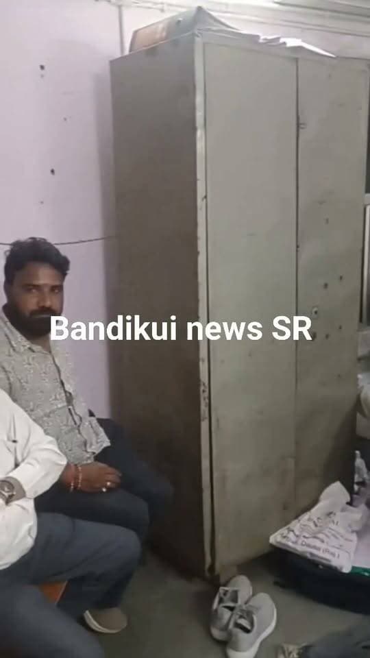 बांदीकुई में ACB की बड़ी कार्रवाई
ACB ने रेलवे के सेक्शन ऑफिसर सहित 3 को दबोचा, सेक्शन ऑफिसर धर्मराज गुर्जर, बांदीकुई डिस्कॉम का AEN छोटेलाल सैनी, लाइनमैन धर्मेन्द्र सैनी को किया ट्रैप, तीनों को 5 हजार रुपए की घूस लेते दबोचा, 10 हजार रुपए की करी थी डिमांड, मीटर चेंज करने की एवज में मांगी थी घूस, ASP ज्ञानसिंह चौधरी ने दिया कार्रवाई को अंजाम, DIG डॉ. रामेश्वर सिंह के सुपरविजन में हुई कार्रवाई
