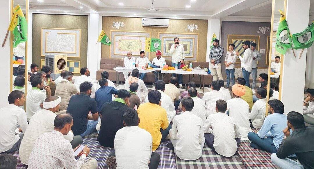 पंचायत राज चुनाव को लेकर आरएलपी का कार्यकर्ता सम्मेलन, मजबूत प्रत्याशी उतारने की तैयारी
बीकानेर। आगामी पंचायत राज चुनाव को लेकर राष्ट्रीय लोकतांत्रिक पार्टी (आरएलपी) ने तैयारियां तेज कर दी हैं। बुधवार को नोखा के गोविंदम होटल में पार्टी का कार्यकर्ता सम्मेलन आयोजित किया गया। सम्मेलन में बीकानेर जिला प्रभारी दानाराम घिटांला के पहुंचने पर कार्यकर्ताओं ने साफा व माला पहनाकर स्वागत किया।
दानाराम घिटांला ने कहा कि आरएलपी का गठन किसान और जवान की सत्ता में भागीदारी सुनिश्चित करने के उद्देश्य से किया गया था। उन्होंने कहा कि अल्प समय में ही राजस्थान के कोने-कोने में किसानों, युवाओं, गरीबों, वंचितों, अल्पसंख्यकों सहित सभी वर्गों में पार्टी के प्रति विश्वास बढ़ा है।
उन्होंने बताया कि नोखा विधानसभा क्षेत्र की पांचू, नोखा और जसरासर तीनों पंचायत समितियों में पंचायत राज चुनाव को लेकर कार्यकर्ताओं की अलग-अलग बैठकें आयोजित की गई हैं। पार्टी बीकानेर जिला परिषद के वार्डों के साथ जिले की सभी पंचायत समितियों के वार्डों में भी अपने प्रत्याशी उतारेगी। इसके लिए चुनाव लड़ने के इच्छुक उम्मीदवारों से आवेदन लिए जाएंगे। इसके बाद फीडबैक एवं चयन प्रक्रिया के आधार पर प्रत्याशियों का चयन किया जाएगा।
घिटांला ने कहा कि कांग्रेस और भाजपा की राजनीति से लोगों में रोष है और इसी के चलते लोग आरएलपी से जुड़ रहे हैं।
पार्टी नेता तुलसीराम डूडी ने कार्यकर्ताओं को आगामी पंचायत राज चुनाव में पार्टी प्रत्याशियों को विजय दिलाने का संकल्प दिलाया। उन्होंने कहा कि कांग्रेस और भाजपा ने आजादी के 75 साल बाद भी किसान वर्ग को सत्ता में पर्याप्त भागीदारी नहीं दी। उन्होंने कहा कि किसान वर्ग में 36 कौमें शामिल हैं और इन्हें सत्ता में भागीदारी दिलाने के लिए पार्टी प्रयासरत है।
सम्मेलन में मोबिब अली, शंकर सियाग, राजकुमार कुलड़िया, संतोष मेघवाल, श्रवण महिया, मनोज सियाग, भूपेंद्र सियाग, सुरेंद्र बिश्नोई, राधाकृष्ण भील, हनुमान नायक, हनुमान गोदारा, पूनम प्रजापत, अहमद खान, रामस्वरूप सारण, अशोक धतरवाल, अमराराम, रामरतन धारणियां सहित सैकड़ों कार्यकर्ता मौजूद रहे।