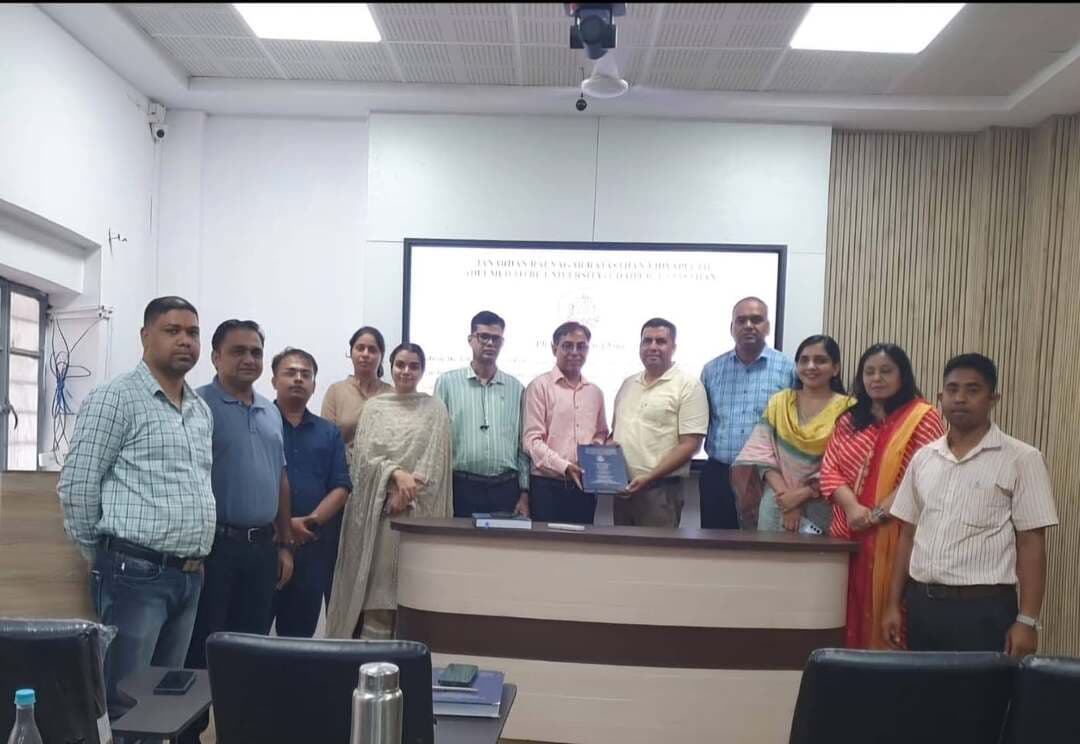 पत्नी को हुआ वर्टिगो, तो फिजियोथेरेपिस्ट पति ने कर डाली वर्टिगो पर पीएचडी
डॉ. भरत खत्री ने पीसी-बीपीपीवी पर किया शोध
बीकानेर। कभी-कभी किसी अपने की परेशानी जीवन की दिशा बदल देती है। ऐसी ही एक प्रेरणादायक कहानी बीकानेर के फिजियोथेरेपिस्ट डॉ. भरत खत्री की है। पत्नी के वर्टिगो से जूझने और लंबे समय राहत नहीं मिलने के अनुभव ने उन्हें इस समस्या को गहराई से समझने और इसके उपचार के क्षेत्र में शोध करने के लिए प्रेरित किया। इसी व्यक्तिगत अनुभव से शुरू हुआ सफर अंततः वर्टिंगो, विशेष रूप से पीसी-बीपीपीवी पर पीएचडी पूरी करने तक पहुंचा। वटिंगो ऐसी स्थिति है, जिसमें व्यक्ति को बिस्तर से उठते या सोते समय चक्कर आने और अपने या आरंभ आसपास के वातावरण के घूमने जैसा महसूस होता है। डॉ. भरत खत्री ने अपने शोध गया। में पीसी-बीपीपीवी के मरीजों पर ध्यान केंद्रित किया। अध्ययन में पोस्टेरियर कैनाल क्ष श्री बीपीपीवी से निदान किए गए 105 प्रतिभागियों को शामिल किया गया। शोध में इस संतुलन, चक्कर से होने वाली अक्षमता और जीवन की गुणवत्ता जैसे महत्वपूर्ण पहलुओं बताते का आकलन किया गया। डॉ. खत्री के शोध का महत्वपूर्ण पहलू यह रहा कि इसमें नादित केवल वर्टिंगो के तत्काल समाधान पर ही ध्यान नहीं दिया गया, बल्कि मरीज के संतुलन, चक्कर से संबंधित अक्षमता और जीवन की गुणवत्ता में होने वाले बदलावों को भी देखा गया। वर्टिंगो के कई मरीजों में चक्कर कम होने के बाद भी कुछ समय तक असंतुलन, गतिविधियों को लेकर डर या दैनिक कार्यों में परेशानी बनी रह सकती है। इसी कारण वेस्टिब्युलर रिहैबिलिटेशन को समझना और उसके संभावित योगदान का वैज्ञानिक मूल्यांकन करना शोध का महत्वपूर्ण हिस्सा रहा। डॉ. भरत खत्री बताते हैं कि उनकी पत्नी को वर्टिगो की समस्या हुई और लंबे समय तक राहत नहीं मिलने के कारण उन्हें इस समस्या को लेकर व्यक्तिगत स्तर पर काफी कुछ समझने का अवसर एक मिला। एक फिजियोथेरेपिस्ट होने के नाते उन्होंने महसूस किया कि वर्टिंगो केवल चक्कर की समस्या नहीं है, बल्कि यह व्यक्ति के संतुलन, आत्मविश्वास और जीवन की गुणवत्ता को भी प्रभावित कर सकता है। यही अनुभव धीरे-धीरे उनके लिए शोध का विषय बन गया। उन्होंने वर्टिंगो के वैज्ञानिक पहलुओं, वेस्टिब्युलर रिहैबिलिटेशन औ मरीजों के कार्यात्मक परिणामों को समझने की दिशा में काम शुरू किया। व्यति अनुभव को वैज्ञानिक शोध में बदलते हुए उन्होंने अपनी पीएचडी पूरी की।