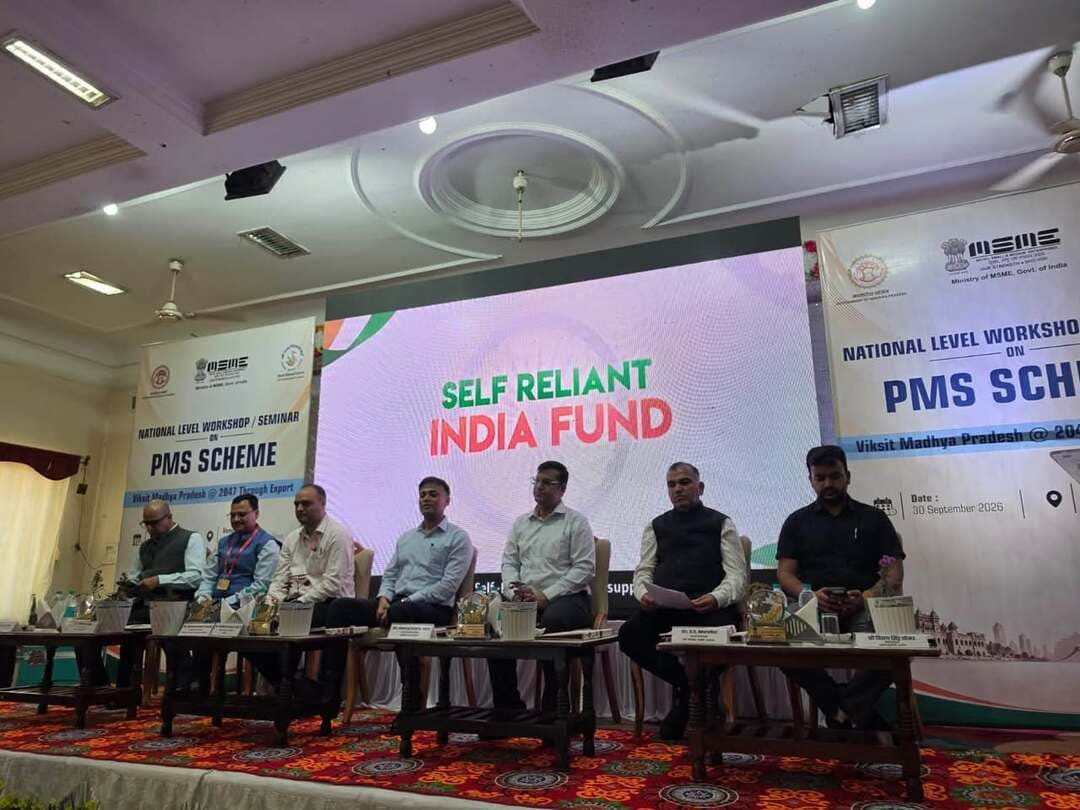 PMS योजना पर एक दिवसीय राष्ट्रीय सेमिनार एवं कार्यशाला संपन्न
एमएसएमई को मार्केटिंग, ई-कॉमर्स, निर्यात, GeM एवं विभिन्न योजनाओं की दी गई जानकारी
सेवा संकल्प अभियान अंतर्गत भारत सरकार, एमएसएमई मंत्रालय, एमएसएमई विकास कार्यालय इंदौर द्वारा जिला प्रशासन एवं पश्चिम रेलवे रतलाम के सहयोग से प्रोक्योरमेंट एंड मार्केटिंग सपोर्ट (PMS Scheme) योजना विषय पर आज एक दिवसीय राष्ट्रिय सेमिनार /कार्यशाला का आयोजन रतलाम जिले में सफलतापूर्वक संपन्न हुआ, जिसका मुख्य थीम "Viksit Madhya Pradesh @ 2047 through Exports” था I
कार्यक्रम के दौरान उपस्थित एमएसएमई को एमएसएमई मंत्रालय की प्रोक्योरमेंट एंड मार्केटिंग सपोर्ट (PMS Scheme) योजना, वित्तीय सहायता, ई-कॉमर्स, मध्य प्रदेश एमएसएमई विभाग की योजनाओं, मार्केटिंग, पैकेजिंग, एक्सपोर्ट-इम्पोर्ट, एवं विशेष रूप से डाक निर्यात योजना, SIDBI की विभिन्न योजनाएं, GeM, ZED scheme, RAMP Scheme, सूक्ष्म, लघु एवं मध्यम उद्यम विकास (संशोधन) विधेयक 2026 संबंधी आदि महत्वपूर्ण जानकारियां दी गई।
कार्यक्रम में मुख्य अतिथि के रूप में श्री अश्विनी कुमार, मंडल रेलवे प्रंबंधक, पश्चिम रेलवे रतलाम, द्वारा उद्यमियों को “अल्पकालिक लाभ के लिए दीर्घकालिक नुकसान का जोखिम न लेने की सलाह दी गई, एवं अपने उत्पाद की गुणवत्ता से किसी भी तरह से कोई भी समझौता न करने की अपील की गई” I
कार्यक्रम में उपस्थित अधिकारियों द्वारा विभिन्न विषयों पर विस्तृत जानकारी दी गई एवं साथ ही विभिन्न समस्याओं के समाधान सम्बंधित आवश्यक जानकारी भी मौके पर प्रदान की गई। उक्त कार्यशाला भारत सरकार द्वारा पीएमएस स्कीम के अंतर्गत आयोजित की गई।bu8
#jansampark #ratlam
#MadhyaPradesh
