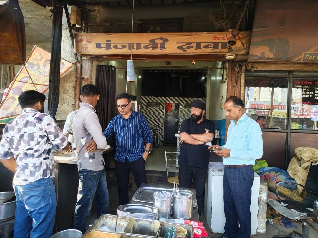 #गुना- ‘‘भोजनालय, रेस्टोरेंट पर खाद्य सुरक्षा विभाग की संयुक्त कार्यवाही, गंदगी पाए जाने पर लगाया 6 हजार का जुर्माना’’
नियंत्रक, खाद्य एवं औषधि प्रशासन मध्यप्रदेश भोपाल एवं कलेक्टर श्री किशोर कुमार कन्याल के निर्देशानुसार खाद्य सुरक्षा विभाग गुना द्वारा जिले में मिलावट के विरूद्ध कार्यवाही अभियान के अन्तर्गत होटल, रेस्टोरेंट, भोजनालय की सतत जांच की जा रही है।
इसी क्रम में अभियान के तहत खाद्य सुरक्षा विभाग एवं नगरपालिका की संयुक्त टीम ने ए.बी. रोड़ गुना स्थित जम जम होटल, पंजाबी ढाबा, एवं राधा की रसौई भोजनालय के औचक निरीक्षण किए एवं निरीक्षण के दौरान जम जम होटल पर गंदगी पाए जाने पर नगरपालिका टीम द्वारा होटल संचालक पर 6 हजार रूपये का अर्थदण्ड लगाया गया, वहीं खाद्य सुरक्षा विभाग की टीम द्वारा होटल में गंदगी पाए पर सुधार-सूचना नोटिस दिया गया, एवं होटल से सब्जी ग्रेवी एवं बिरयानी के सैम्पल जांच हेतु लिए। राधा की रसौई भोजनालय से दाल एवं आटे के सैम्पल जाँच हेतु लिये एवं भोजनालय संचालक को सुधार-सूचना नोटिस दिया गया। सभी सैम्पल लेकर जाँच हेतु राज्य खाद्य परीक्षण प्रयोगशाला भोपाल भेजे गये हैं। कलेक्टर के निर्देशानुसार जिले में मिलावट के विरूद्ध जांच एवं सैम्पल कार्यवाही निरंतर जारी है।
#Guna CM Madhya Pradesh Jansampark Madhya Pradesh Gwalior Commissioner Panchayat, Rural Development and Social Welfare Department of Madhya Pradesh