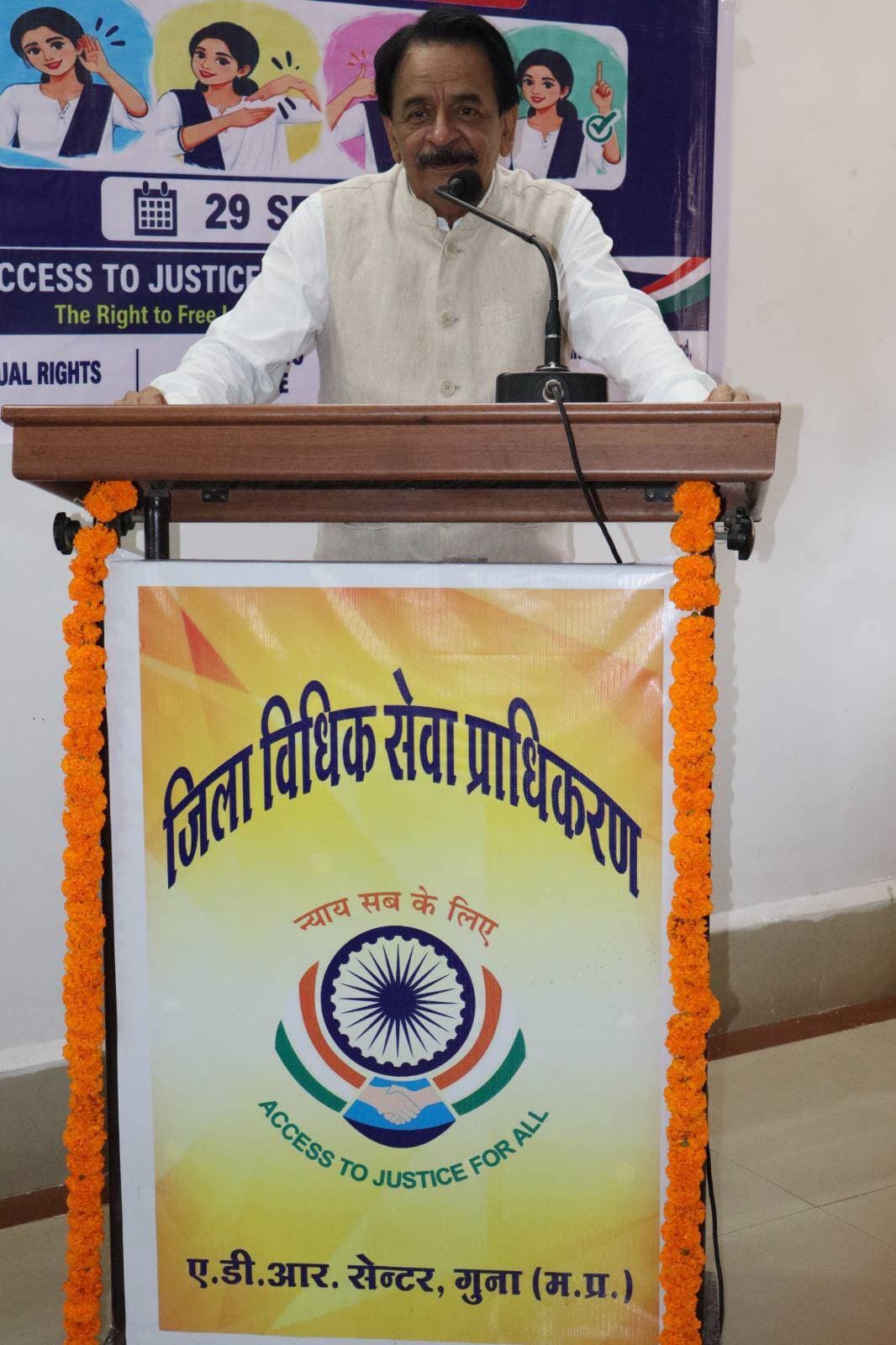#गुना - जिला विधिक सेवा प्राधिकरण गुना मे विशेष स्वास्थ्य परीक्षण शिविर आयोजित
मध्यप्रदेश राज्य विधिक सेवा प्राधिकरण जबलपुर एवं म.प्र. उच्च न्यायालय जबलपुर के निर्देशानुसार एवं प्रधान जिला न्यायाधीश गुना श्री अमिताभ मिश्र के मार्गदर्शन एवं श्रीमती वंदना त्रिपाठी सचिव जिला विधिक सेवा प्राधिकरण गुना के निर्देशन में उल्लास एक अभिनव प्रयोग कार्यक्रम के तारतम्य में आज को जिला चिकित्सालय गुना के समन्वय से जिला विधिक सेवा प्राधिकरण गुना में न्यायिक कर्मचारियों, अधिवक्ताओं तथा पक्षकारों के स्वास्थ्य के हित को ध्यान में रखते हुए वृहद स्वास्थ्य परीक्षण शिविर आयोजित किया गया।
उक्त स्वास्थ्य परीक्षण शिविर का शुभारंभ प्रधान जिला एवं सत्र न्यायाधीश एवं अध्यक्ष जिला विधिक सेवा प्राधिकरण गुना श्री अमिताभ मिश्र द्वारा दीप प्रज्वलित कर एवं मां सरस्वती पर माल्यार्पण कर किया गया।
अपने उद्भोदन में प्रधान जिला न्यायाधीश श्री अमिताभ मिश्र द्वारा बताया गया कि स्वस्थ्य शरीर में ही स्वस्थ्य मन का निवास होता है। यदि हमारा शरीर स्वस्थ्य रहेगा तो हम अपने सभी कार्य पूरी ऊर्जा एवं स्फूर्ति के साथ पूर्ण कर सकते हैं। हमारे द्वारा कई बार छोटी-छोटी समस्याओं पर ध्यान न देने के कारण वे आगे चलकर बड़ी बीमारी का रूप ले लेती है जिसके बचाव हेतु हम सभी को समय-समय पर अपना स्वास्थ्य परीक्षण करवाते रहना चाहिए।
विशेष न्यायाधीश श्री राकेश कुमार जैन द्वारा अपने उद्भोदन में जिला विधिक सेवा प्राधिकरण गुना द्वारा आयोजित किए गए स्वास्थ्य परीक्षण शिविर की सराहना करते हुए समस्त कर्मचारीगणों को स्वास्थ्य परीक्षण किये जाने हेतु प्रेरित किया गया।
उक्त स्वास्थ्य परीक्षण शिविर के संबंध में श्री सर्वेश चतुर्वेदी जिला विधिक सहायता अधिकारी द्वारा बताया गया कि उल्लास- एक अभिनव प्रयोग कार्यक्रम के अंतर्गत उच्च न्यायालय द्वारा जारी की गई हेल्थ एडवाइजरी के अनुपालन में न्यायिक परिवार के स्वास्थ्य के हितों को ध्यान मे रखते हुए उक्त स्वास्थ्य परीक्षण शिविर आयोजित किया गया। उक्त शिविर के माध्यम से शुगर जांच, ब्लड प्रेशर, दांत एवं नाक, कान गला संबंधी बीमारियों की जांच की जाकर यथोचित उपचार हेतु दवाईयां भी वितरित की जा रही है। इसके साथ ही जिला आयुष विभाग द्वारा गठित की गई आयुष विंग की टीम के सदस्यों द्वारा उपस्थित कर्मचारियों का स्वास्थ्य परीक्षण किया जाकर उन्हे आयुर्वेदिक दवाओं के लाभो एवं आयुर्वेद के उपचार के बारे में जानकारी दी गई।
उक्त शिविर में समस्त न्यायिक परिवार अपने स्वास्थ्य की जांच करवाकर शिविर का लाभ प्राप्त करे। इसके साथ ही निःशुल्क विधिक सहायता योजना, नालसा हेल्पलाईन नंबर 15100, डॉन योजना, शिक्षा योजना एवं मीडिएशन फॉर नेशन 3.0 अभियान के बारे में जानकारी दी जाकर अपने प्रकरणों का निराकरण मध्यस्थता के माध्यम से किए जाने हेतु जागरूक किया गया।
उक्त अवसर पर श्री सतीश राजपूत स्त्री रोग विशेषज्ञ जिला चिकित्सालय गुना द्वारा यह बताया गया कि वर्तमान में बीपी,शुगर की बीमारियां तेजी से बढ रहीं हैं, इसलिए इनकी नियमित जांच कराना आवश्यक हैं। साथ ही महिलाओं से संबंधित रोगो के तुरंत उपचार करवाये जाने हेतु प्रेरित किया गया।
उक्त स्वास्थ्य परीक्षण शिविर में लगभग 120 से अधिक व्यक्तियों का स्वास्थ्य परीक्षण एवं ब्लड प्रेशर की जांच एवं शुगर की जांच की जाकर आवश्यकतानुसार दवाईयां वितरित की जाकर लाभांवित किया गया।
उक्त अवसर पर विशेष न्यायाधीश श्री राकेश कुमार जैन, जिला न्यायाधीश श्री सुरेश कुमार सूर्यवंशी, श्री राघवेन्द्र भारद्वाज, श्री राधाकिशन मालवीय,सुश्री शैलजा गुप्ता, श्रीमती सोनाली शर्मा सहित मुख्य न्यायिक मजिस्ट्रेट सुश्री मधुलिका मुले सहित अन्य न्यायाधीशगण, डॉ. राहुल रघुवंशी मेडिसिन विशेषज्ञ, डॉ. निखिल मोरिवाल डेंटल सर्जन, नर्सिंग आफिसर श्रीमती रेखा सक्सेना, हेमराज लववंशी, आयुर्वेद चिकित्सा अधिकारी डॉ. विजय कुमार वर्मा, डॉ. अंकेश अग्रवाल, डॉ. नीरज मीना, डॉ. मनीषा पाण्डे, मनोज कुमार कोली, कंपाउंडर, दवासाज श्री दिलीप शर्मा, श्रीमती सरोज कुशवाह जिला न्यायालय एवं जिला विधिक सेवा प्राधिकरण गुना के कर्मचारीगण एवं पक्षकारगण उपस्थित रहे।
#Guna CM Madhya Pradesh Jansampark Madhya Pradesh Gwalior Commissioner