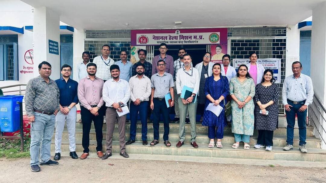 राज्य स्तरीय दल द्वारा सामुदायिक स्वास्थ्य केन्द्र का निरीक्षण एवं भ्रमण
राज्य स्तरीय सार्वजनिक स्वास्थ्य पर्यवेक्षण के तहत सामुदायिक स्वास्थ्य केन्द्र बिलकिसगंज में विशेष दल द्वारा दो दिवसीय भ्रमण एवं निरीक्षण किया गया। मुख्य चिकित्सा एवं स्वास्थ्य अधिकारी डॉ. सुधीर कुमार डेहरिया ने बताया कि विशेष दल द्वारा स्वास्थ्य केंद्र में संचालित विभिन्न स्वास्थ्य कार्यक्रमों की तैयारियों, क्रियान्वयन व निगरानी व्यवस्था की जानकारी का संकलन एवं समीक्षा की गई। दल द्वारा संबंधित अभिलेखों, रिपोर्ट व्यवस्था, निगरानी तंत्र तथा कार्यक्रमों के प्रभावी क्रियान्वयन से संबंधित जानकारी प्राप्त की गई। भोपाल से आए हुए दज में डॉ. कमलेश मंदोरिया, डॉ. अनिल कुमार शर्मा शामिल थे। डॉ. रूचिका उईके तथा बिलकिसगंज सामुदायिक स्वास्थ्य केन्द्र प्रभारी डॉ. विभाष रस्तोगिया सहित अस्पताल का स्टाफ उपस्थित था।
#डॉ_मोहन_यादव_का_विकसित_MP #सेवा_संकल्प_अभियान_2026 #विकसित_भारत #ModiAt25 #JansamparkMP #CMMadhyaPradesh #MadhyaPradesh #sehore #जनसेवा #सेवा_संकल्प #सेवा_के_25_वर्ष #जनकल्याण #सेवा_ही_संकल्प #आशीर्वाद