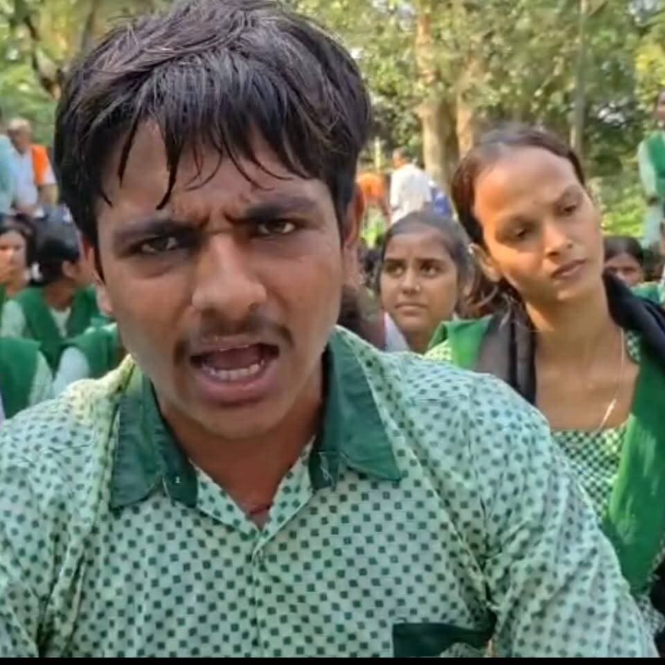 🚨 बदहाल शिक्षा व्यवस्था के खिलाफ सतगावां में छात्रों का प्रदर्शन।
बासोडीह के छात्र-छात्राएं रैली निकालकर प्रखंड मुख्यालय पहुंचे, डीसी को बुलाने की मांग।
#सतगावां #कोडरमा #Jharkhand #KodermaNews #koderma #newpost #newsfeed