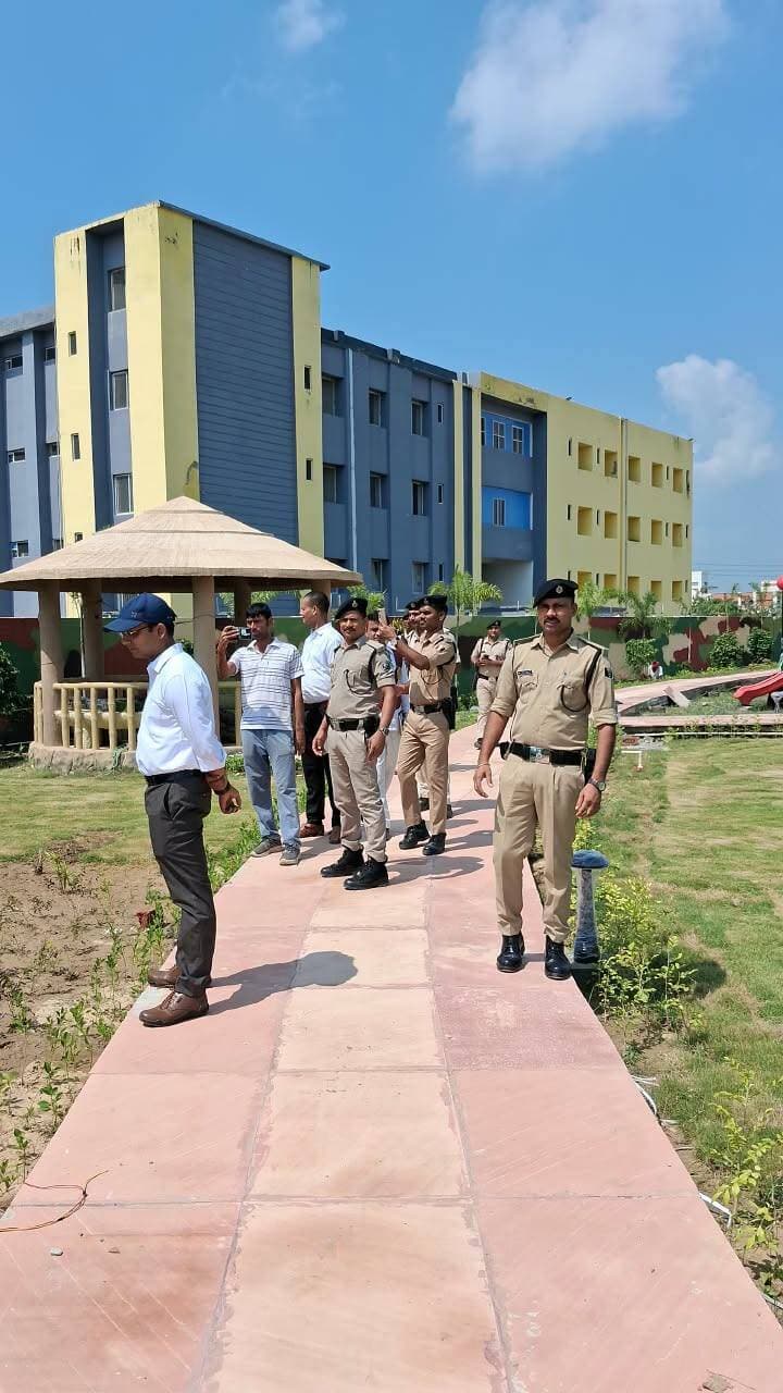 जिला पदाधिकारी ने वृहद आश्रय गृह, निर्माणाधीन सदर अस्पताल एवं संजीवनी वाटिका पार्क का किया निरीक्षण।
आज क्षेत्र भ्रमण कार्यक्रम के अंतर्गत जिला पदाधिकारी, नवादा श्री रवि प्रकाश द्वारा वृहद आश्रय गृह, नवादा का औचक निरीक्षण किया गया। निरीक्षण के दौरान उन्होंने वहां रह रहे बच्चों को उपलब्ध कराई जा रही मूलभूत सुविधाओं एवं व्यवस्थाओं का गहनता से जायजा लिया।
निरीक्षण के क्रम में जिला पदाधिकारी ने पेयजल व्यवस्था, चिकित्सा सुविधा, भोजन की गुणवत्ता, स्वच्छता, सुरक्षा व्यवस्था सहित अन्य आवश्यक व्यवस्थाओं की विस्तृत समीक्षा की। उन्होंने रसोईघर का निरीक्षण करते हुए भोजन की गुणवत्ता, स्वच्छता एवं पोषण मानकों का विशेष रूप से अवलोकन किया तथा निर्देश दिया कि बच्चों को निर्धारित मानकों के अनुरूप पौष्टिक एवं गुणवत्तापूर्ण भोजन उपलब्ध कराया जाए।
जिला पदाधिकारी ने परिसर की साफ-सफाई, शौचालयों की स्थिति एवं जलापूर्ति व्यवस्था का भी निरीक्षण किया तथा संबंधित कर्मियों को परिसर में नियमित रूप से स्वच्छता बनाए रखने का निर्देश दिया। इस दौरान उन्होंने उपस्थिति पंजी एवं अन्य आवश्यक अभिलेखों के संधारण तथा समग्र रख-रखाव की व्यवस्था का भी अवलोकन किया। उन्होंने कर्मियों की उपस्थिति पंजी को नियमित एवं अद्यतन रखने तथा आश्रय गृह में उपलब्ध मूलभूत सुविधाओं की समुचित व्यवस्था सुनिश्चित करने का निर्देश दिया।
स्वास्थ्य सुविधाओं की समीक्षा के दौरान जिला पदाधिकारी ने निर्देशित किया कि लाभार्थियों का नियमित स्वास्थ्य परीक्षण कराया जाए तथा आवश्यक दवाओं की उपलब्धता सुनिश्चित की जाए। उन्होंने किसी भी आकस्मिक स्थिति से निपटने के लिए पर्याप्त तैयारी एवं आवश्यक संसाधन उपलब्ध रखने का भी निर्देश दिया।
निरीक्षण के दौरान जिला पदाधिकारी ने वृहद आश्रय गृह में उपस्थित बच्चों से संवाद स्थापित कर उनकी दिनचर्या, रहन-सहन एवं उपलब्ध सुविधाओं के संबंध में जानकारी प्राप्त की। उन्होंने बच्चों द्वारा साझा किए गए अनुभवों को गंभीरता से सुना तथा आवश्यक सुधार के लिए संबंधित पदाधिकारियों को आवश्यक निर्देश दिए।
जिला पदाधिकारी द्वारा परिसर में स्थापित सीसीटीवी कैमरों के नियंत्रण कक्ष (कंट्रोल रूम) का भी निरीक्षण किया गया। उन्होंने निगरानी एवं सुरक्षा व्यवस्था की समीक्षा करते हुए निर्देश दिया कि सभी कैमरे सदैव क्रियाशील रहें तथा सुरक्षा की दृष्टि से नियमित मॉनिटरिंग सुनिश्चित की जाए।
इसके पश्चात जिला पदाधिकारी ने बुधौल स्थित 200 बेड वाले निर्माणाधीन सदर अस्पताल का भी निरीक्षण किया। उन्होंने निर्माण कार्य की प्रगति का जायजा लेते हुए संबंधित पदाधिकारियों से आवश्यक जानकारी प्राप्त की तथा सिविल सर्जन को निर्देश दिया कि निर्माण कार्य में तेजी लाते हुए निर्धारित मानकों के अनुरूप कार्य शीघ्र पूर्ण कराना सुनिश्चित करें।
इसी क्रम में जिला पदाधिकारी ने संजीवनी वाटिका पार्क, बुधौल, नवादा का भी निरीक्षण किया। पार्क में उपलब्ध हरित क्षेत्र, साफ-सफाई, पेयजल, प्रकाश व्यवस्था, बैठने की सुविधा, पाथ-वे, बच्चों के मनोरंजन के लिए लगाए गए उपकरण, शौचालय एवं अन्य नागरिक सुविधाओं का विस्तृत जायजा लिया। उन्होंने पार्क में स्वच्छता एवं नागरिक सुविधाओं के बेहतर रख-रखाव तथा आम नागरिकों के लिए सुविधाजनक वातावरण बनाए रखने के संबंध में संबंधित पदाधिकारियों को आवश्यक निर्देश दिए।
नवादा से राकेश कुमार चन्दन की रिपोर्ट !