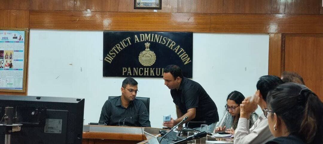 पंचकूला के सुनियोजित विकास पर विशेष फोकस, शहर के बुनियादी ढांचे को मिलेगा नया विस्तार
मुख्यमंत्री नायब सिंह सैनी ने की पंचकूला के विकास कार्यों की समीक्षा
पंचकूला , 30 सितंबर - हरियाणा के मुख्यमंत्री श्री नायब सिंह सैनी ने पंचकूला के सुनियोजित, समग्र एवं आधुनिक विकास को नई गति देने के निर्देश देते हुए कहा कि शहर की मौजूदा आवश्यकताओं के साथ-साथ भविष्य की जरूरतों को ध्यान में रखते हुए दीर्घकालिक विकास योजनाओं को तेजी से अमलीजामा पहनाया जाए। उन्होंने पंचकूला में बेहतर नागरिक सुविधाओं, सुदृढ़ बुनियादी ढांचे, सुगम यातायात व्यवस्था, पर्याप्त एवं स्वच्छ पेयजल, आधुनिक आवासीय सुविधाओं, विकसित बाजारों, हरित क्षेत्रों, बेहतर पार्कों, खेल एवं मनोरंजन सुविधाओं तथा स्मार्ट सुरक्षा एवं निगरानी व्यवस्था पर विशेष बल दिया।
मुख्यमंत्री श्री नायब सिंह सैनी बुधवार को चंडीगढ़ में पंचकूला में किए जा रहे विकास कार्यो को लेकर समीक्षा बैठक की अध्यक्षता कर रहे थे। बैठक में मुख्यमंत्री के मुख्य प्रधान सचिव श्री राजेश खुल्लर, पंचकूला के मेयर श्री श्याम लाल बसंल सहित कई वरिष्ठ अधिकारी मौजूद रहे।
*विभाग अपनी भूमि की पहचान कर अतिक्रमण से मुक्त करवाएं*
मुख्यमंत्री ने कहा कि शहरी स्थानीय निकाय, एचएसवीपी, पीएमडीए, एचएसआईडीसी सहित सभी विभाग अपनी भूमि की पहचान कर अतिक्रमण से मुक्त करवाएं। इसके साथ ही अधिकारी यह भी सुनिनिश्चित करें कि उस भूमि पर दोबारा से अतिक्रमण न हो। उन्होंने कहा कि सेक्टर 7, 11 व 17 की रेहड़ी मार्केट में पालिका बाजार चण्डीगढ की तर्ज पर मार्केट विकसित करने के लिए प्रस्ताव तैयार किया जाए। इसके अलावा माजरी चौक पर लोगों को जाम से निजात दिलाने के लिए उसे रिडिजाईन कर अण्डर पास बनाने का भी प्रपोजल बनाया जाए ताकि भविष्य में जाम की कोई समस्या न आए।
*पेयजल सुलभ करवाने के लिए 100 एमएलडी बढौतरी करने पर करें कार्य*
मुख्यमंत्री ने कहा कि खडक मंगोली के लोगों को 7500 फ्लैट बनाकर देने की प्रक्रिया भी जल्द ही शुरू की जाएगी। पंचकूला के लोगों को पर्याप्त मात्रा में पेयजल सुलभ करवाने के लिए भाखड़ा से आने वाले पानी की क्षमता में 100 एमएलडी बढौतरी करने पर कार्य किया जाए। इसके अलावा कालका में भी पेयजल समस्या के स्थाई समाधान करने पर कार्य किया जाए। उन्होंने कहा कि मोरनी क्षेत्र में बरसाती पानी को एकत्र करने के लिए डैम बनाया जाए, ताकि जलसंचय हो। इसके साथ ही कोशल्या डैम की क्षमता बढाने का कार्य किया जा रहा है।
मुख्यमंत्री ने कहा कि कालका में मल्टीस्टोरी लाईब्रेरी का निर्माण किया जाएगा। इसके लिए टेण्डर प्रक्रिया जल्द ही पूरी कर ली जाएगी। कालका में गौशाला के पास 5 टयूबवैल लगाए जा रहे हैं। इनमें से दो लगाए जा चुके हैं तथा शेष लगाने पर कार्य किया जा रहा है। उन्होंने कहा कि शहरी क्षेत्र में बेसहारा पशुओं के लिए दो गौशालाओं की पहचान कर उनमें पशुओं को भेजने का कार्य किया जा रहा है। इसके अलावा पशुओं को छोड़ने वालों पर सख्त कार्यवाई जाएगी।
*मनसा देवी के आसपास बनाया जाएगा कोरिडोर*
मुख्यमंत्री ने कहा कि मनसा देवी मंदिर के आसपास कोरिडोर बनाया जाएगा। इसके लिए भी प्रस्ताव तैयार कर अमलीजामा पहनाया जाए। सकेतड़ी के पास 117 एकड़ भूमि पर ग्रीन बेल्ट के साथ गोल्फ कल्ब एवं बोटैनिकल पार्क बनाने के लिए भी प्रस्ताव तैयार किया जाए। इसके अलावा शहर की मुख्य सड़कों पर 5470 कैमरे लगाए जाएगें। कैमरों की निगरानी एवं विशलेषण के लिए डायल 112 पुलिस भवन में कमाण्ड नियत्रंण केन्द्र स्थापित किया जाएगा।
मुख्यमंत्री ने कहा कि पंचकूला नगर परिषद के साथ कालका एवं पिंजौर में सीसीटीवी कैमरे आदि लगाने के लिए 6 लाईन की स्पेशल आप्टिकल वायर लगाई जाए, ताकि वह भविष्य में अन्य कार्यों के लिए उपयोग में लाई जा सके। उन्होंने कहा कि कैमरों से वाहनों की चालानिंग ऑनलाईन की जा सकेगी। उन्होंने कहा कि साढे 9 एकड़ में बनने वाली शूटिंग रेंज स्पोर्टस काम्पलेक्स पर तेजी से कार्य किया जा रहा है। इसमें 10, 20 और 50 मीटर की विश्वस्तर की प्रतियोगिताओं की फाईनल शूटिंग की जा सकेगी। रेंज का कार्य पूरा होने के बाद इसमें होस्टल का भी निर्माण करवाया जाएगा।
मुख्यमंत्री ने कहा कि टाउन पार्क से सिंह नाला चौ को पक्का करने का कार्य किया जा रहा है। इसके अलावा सेक्टर 20/21 एवं बेल फैक्ट्री परशुराम चौक तक स्टोर्म वाटर ड्रेन को मजबूत किया जा रहा है। शहर के सभी चौराहों के सौन्दर्यकरण पर भी तेजी से कार्य किया जा रहा है। उन्होंने अधिकारियों को सर्विस रोड़ के साथ घास की कटाई कर सफाई करने के निदेश दिए। पंचकूला में दो एसटीपी 6-6 एमएलडी तथा एक 10 एमएलडी क्षमता सहित तीन एसटीपी बनाए जा रहे हैं। लेजरवैली पार्क का एस्टीमेट तैयार कर लिया गया है। अटल पार्क का निर्माण कार्य नवम्बर तक पूरा कर लिया जाएगा।
*नागरिकों की 183 शिकायतें में से 162 समस्याओं का समाधान*
पीएमडीए के सीईओ और सूचना जनसम्पर्क एवं भाषा विभाग के आयुक्त एवं सचिव श्री के. मकरंद पांडुरंग ने बताया कि अब तक नागरिकों की 183 शिकायतें आई, जिनमें से 162 समस्याओं का समाधान कर दिया गया है। सर्विस रोड़ दुरूस्त करने के लिए एस्टीमेट बना दिए गए हैं। इसके अलावा सड़कों के किनारे रंग पेंट कर सौन्दर्यकरण किया जा रहा है। औद्योगिक क्षेत्र फेज 1, 11 में सड़कों की मरम्मत का कार्य 16.80 करोड रुपए की लागत से किया जा रहा है।
बैठक में आयुक्त एवं सचिव यूएलबी श्री अशोक मीणा, एचएसवीपी के प्रशासक एवं मुख्यमंत्री के उपप्रधान सचिव श्री अजय कुमार, ओएसडी श्री पंकज नैन, उपायुक्त पंचकूला श्री सतपाल शर्मा सहित कई वरिष्ठ अधिकारी एवं पीएमडीए के अधिकारी मौजूद रहे।